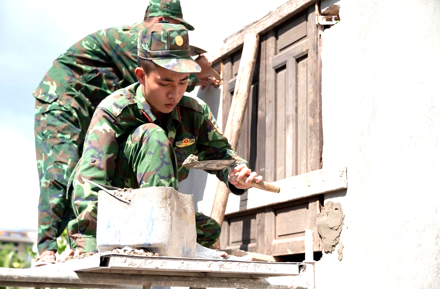 Gia Lai: Bộ đội "ăn Tết" tr&ecirc;n c&ocirc;ng trường để dựng nh&agrave; cho d&acirc;n- Ảnh 3.