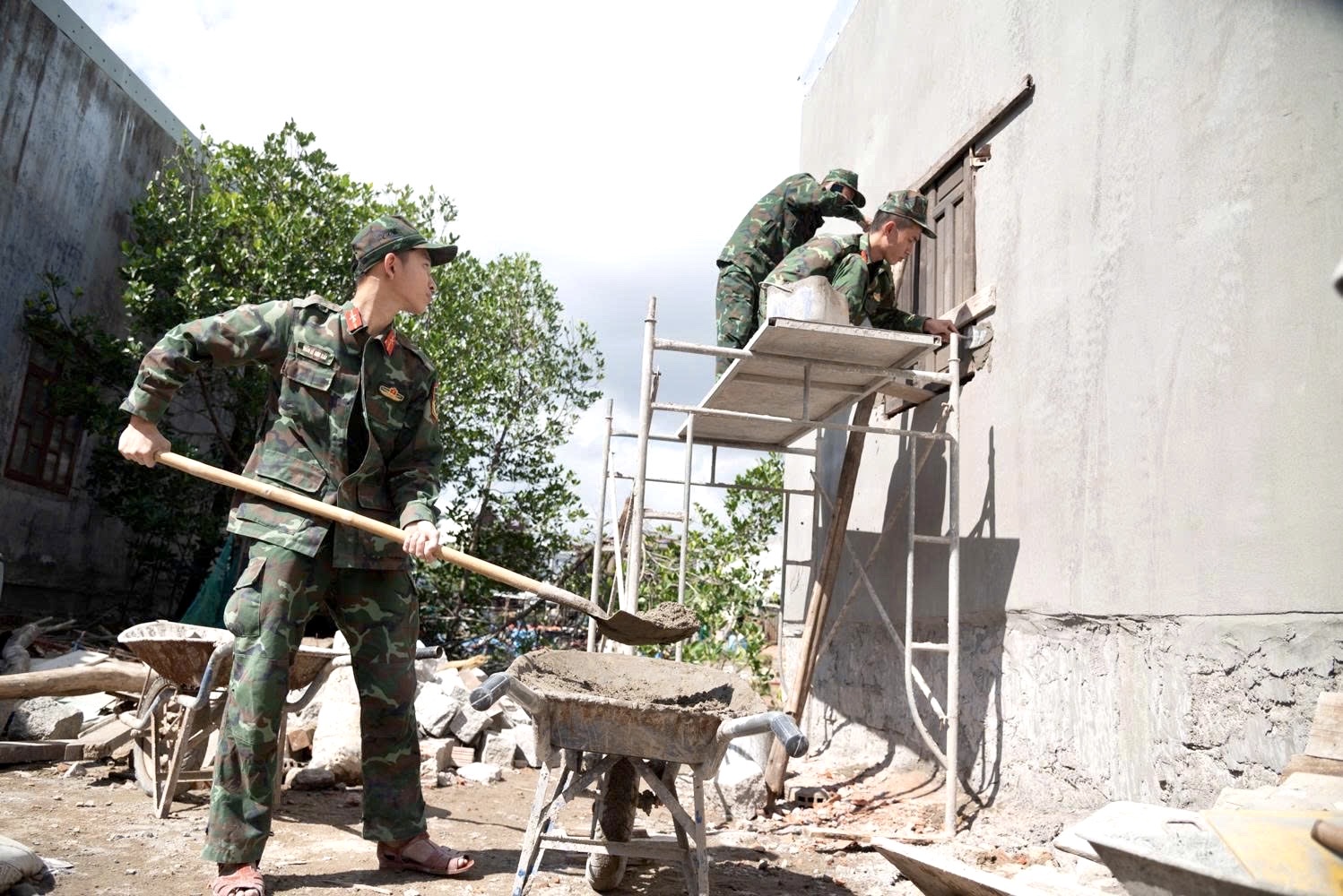 Gia Lai: Bộ đội "ăn Tết" tr&ecirc;n c&ocirc;ng trường để dựng nh&agrave; cho d&acirc;n- Ảnh 1.