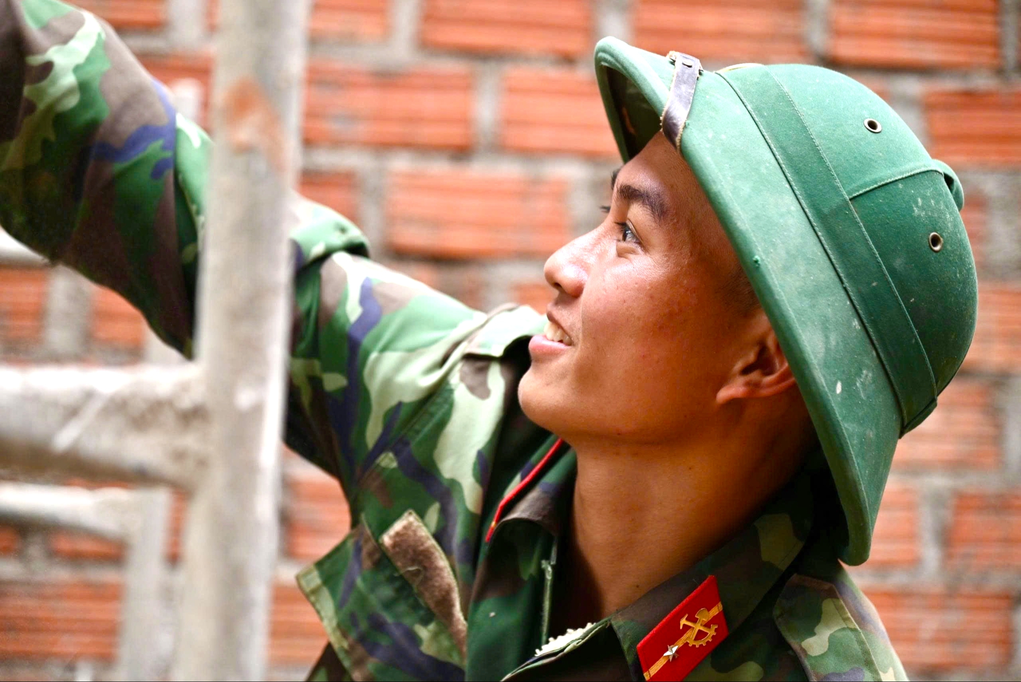 Gia Lai: Bộ đội "ăn Tết" tr&ecirc;n c&ocirc;ng trường để dựng nh&agrave; cho d&acirc;n- Ảnh 4.