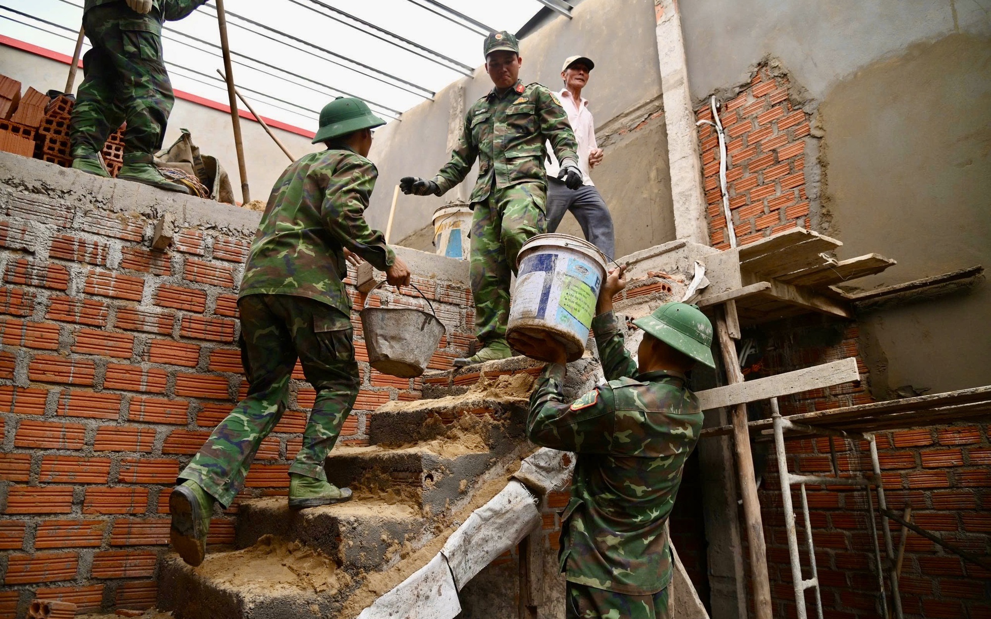 Gia Lai: Bộ đội 'ăn Tết' tr&ecirc;n c&ocirc;ng trường để dựng nh&agrave; cho d&acirc;n