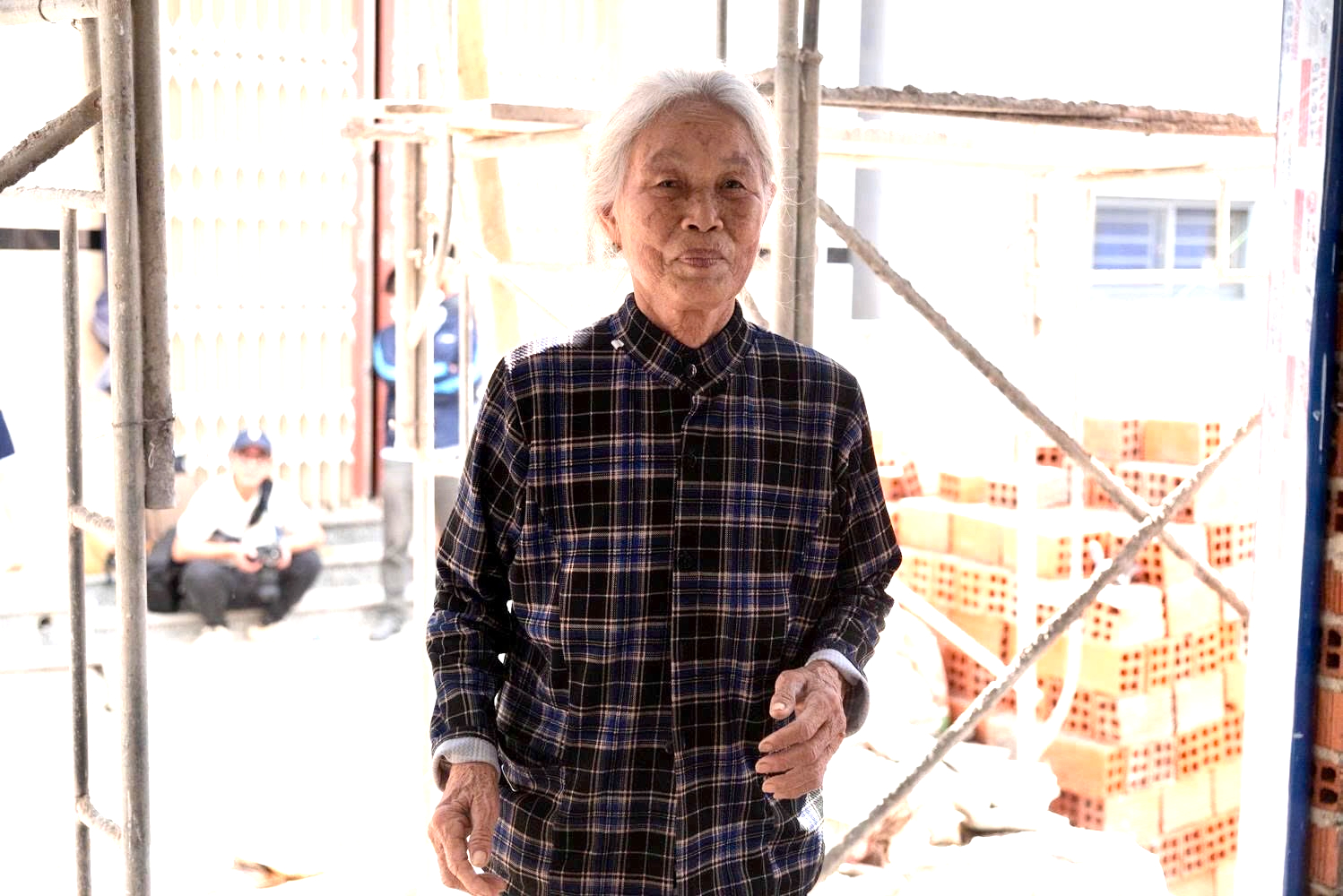 Gia Lai: Bộ đội "ăn Tết" tr&ecirc;n c&ocirc;ng trường để dựng nh&agrave; cho d&acirc;n- Ảnh 2.