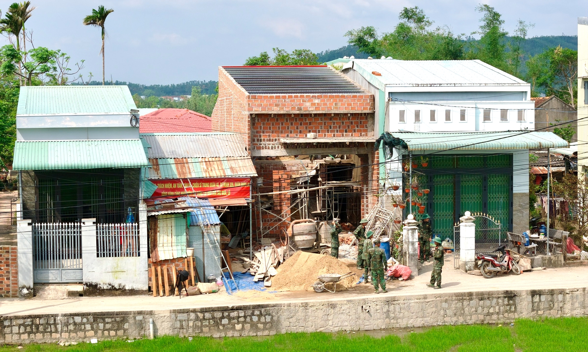 Gia Lai: Bộ đội "ăn Tết" tr&ecirc;n c&ocirc;ng trường để dựng nh&agrave; cho d&acirc;n- Ảnh 6.