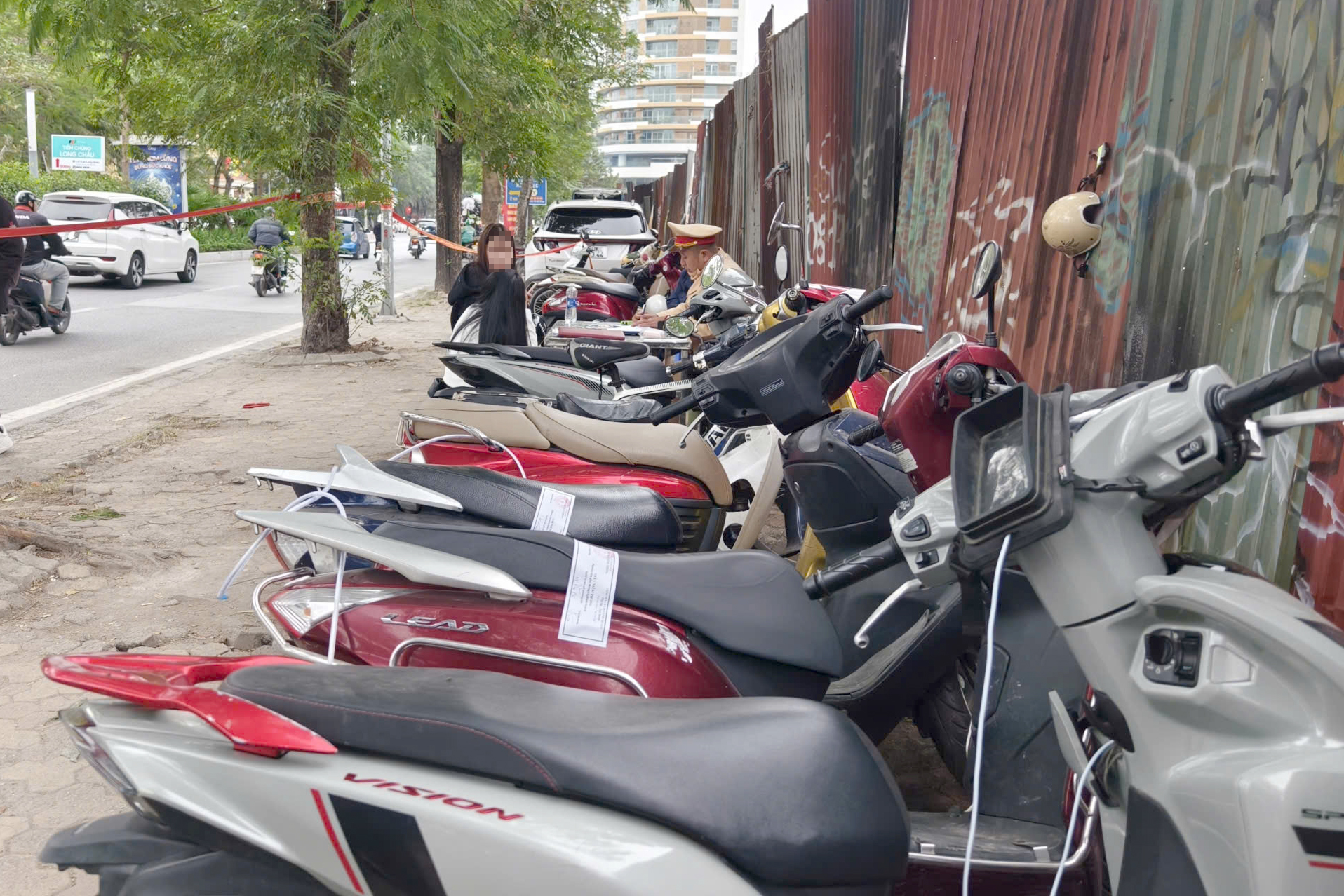 CSGT H&agrave; Nội l&agrave;m việc xuy&ecirc;n tết Dương lịch, ph&aacute;t hiện người đi xe đạp vi phạm nồng độ cồn- Ảnh 10.