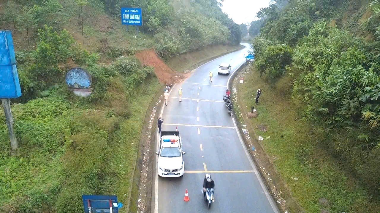 CSGT Lào Cai tăng cường tuyên truyền, ngăn tai nạn ở những cung đường nguy hiểm- Ảnh 2. CSGT Lào Cai tăng cường tuyên truyền, ngăn tai nạn ở những cung đường nguy hiểm- Ảnh 2.