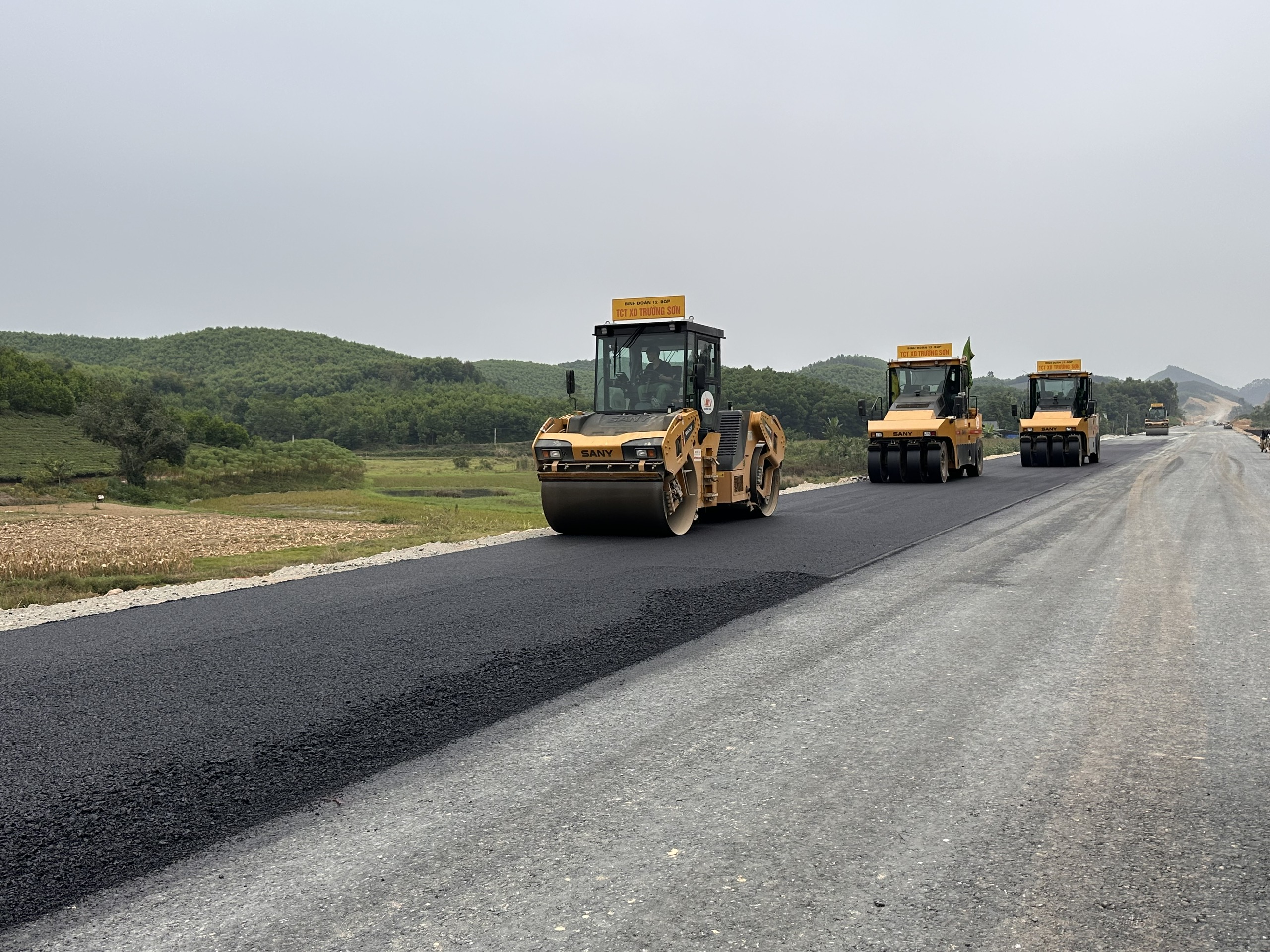 Thi c&ocirc;ng xuy&ecirc;n tết Dương lịch tr&ecirc;n c&aacute;c c&ocirc;ng tr&igrave;nh trọng điểm ở Tuy&ecirc;n Quang- Ảnh 4.