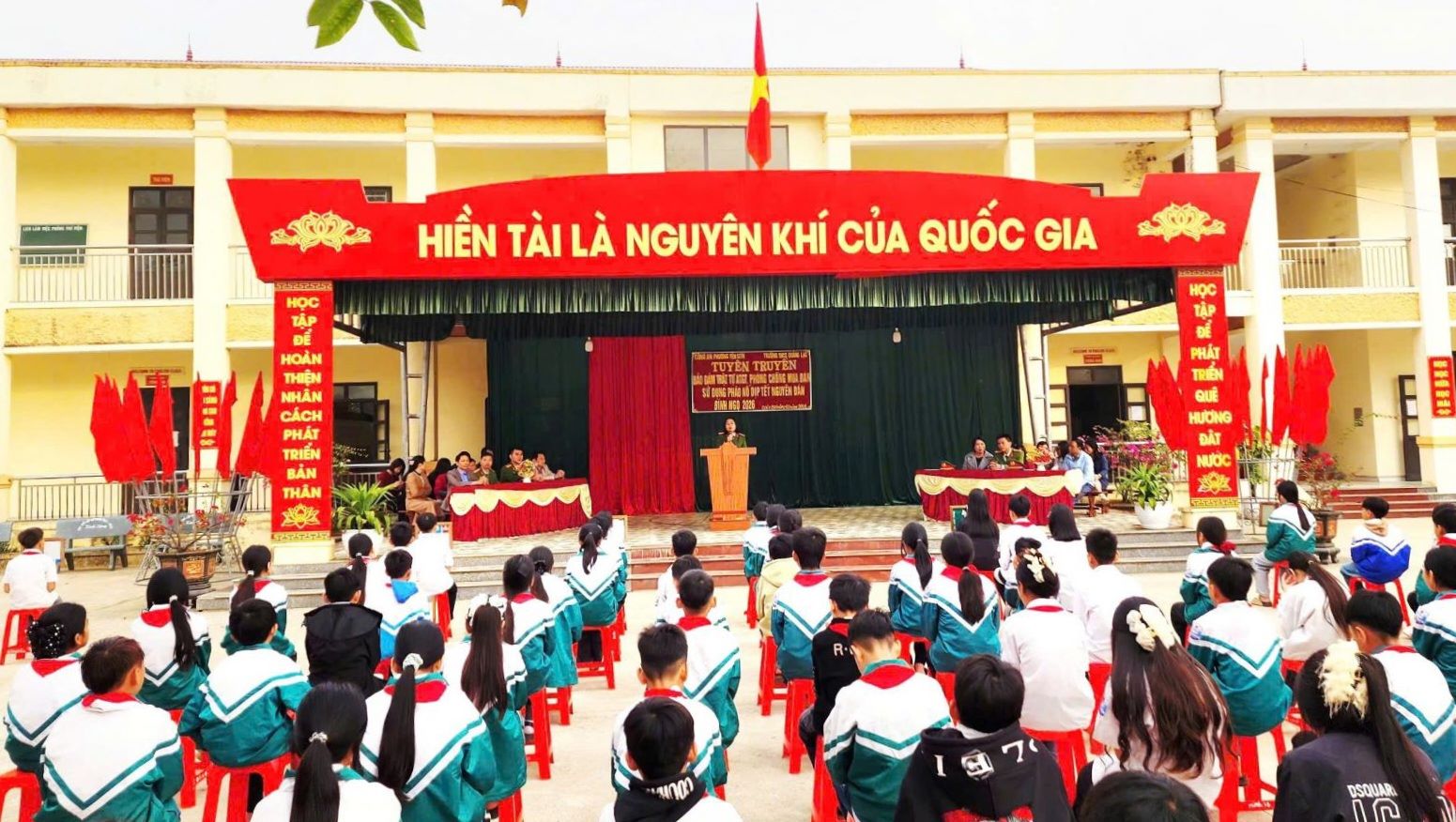 Ninh B&igrave;nh: Tuy&ecirc;n truyền an to&agrave;n giao th&ocirc;ng, ph&ograve;ng chống ph&aacute;o nổ trong trường học- Ảnh 1.