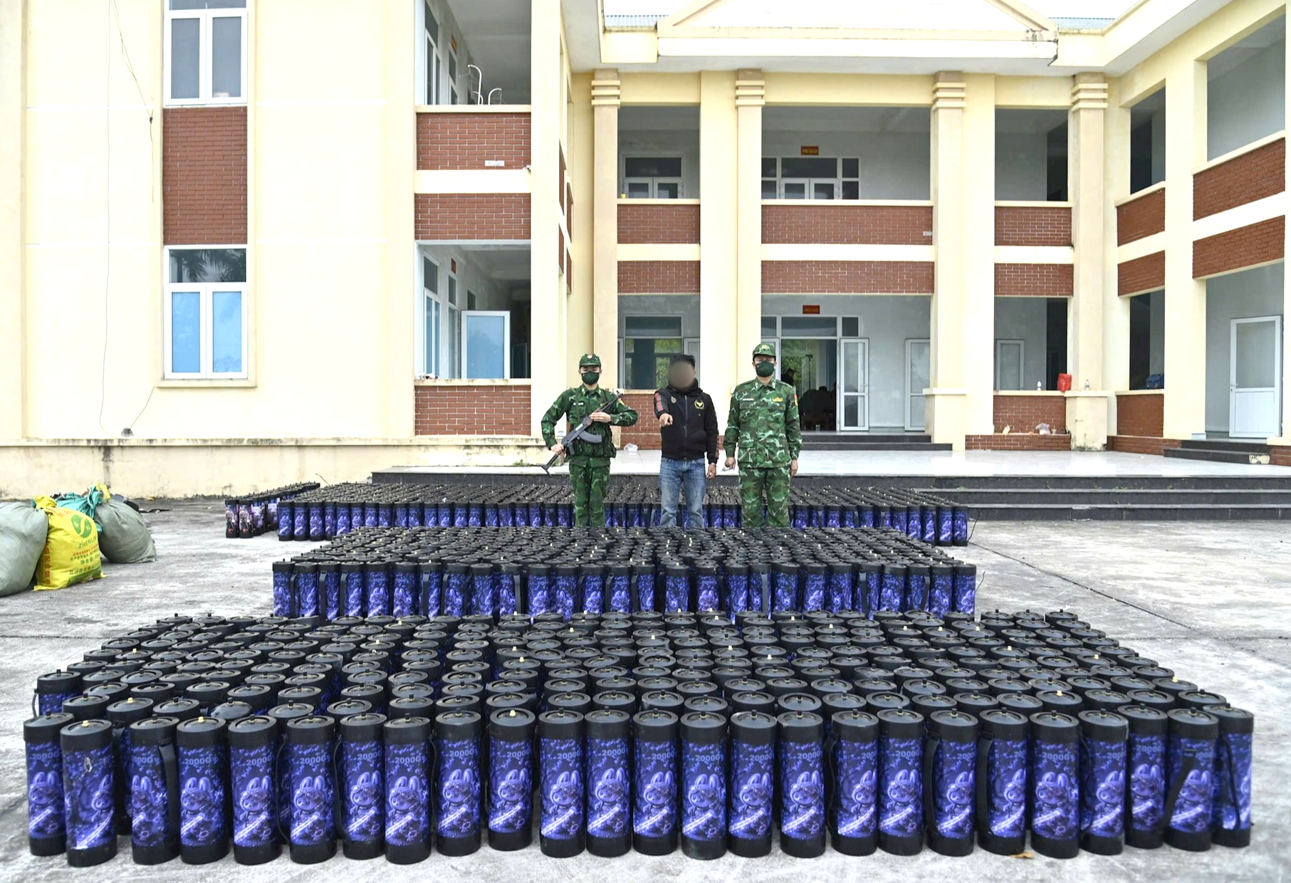 Quảng Ninh: Bắt giữ vụ vận chuyển hơn 1.300 b&igrave;nh kh&iacute; cười- Ảnh 1.