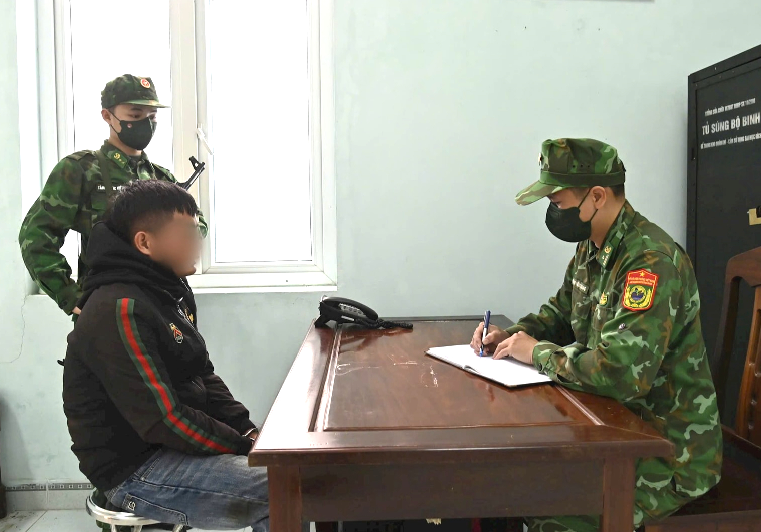 Quảng Ninh: Bắt giữ vụ vận chuyển hơn 1.300 b&igrave;nh kh&iacute; cười- Ảnh 2.