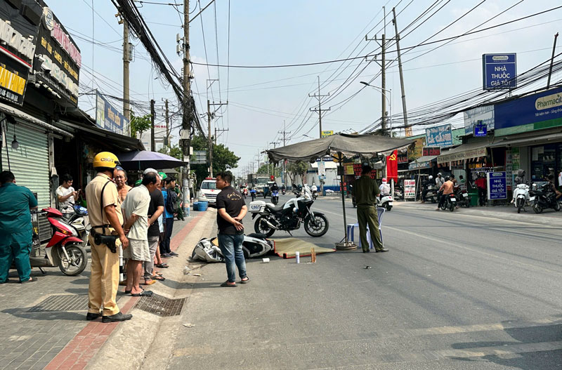 Lực lượng chức năng xử l&yacute; hiện trường vụ tai nạn.