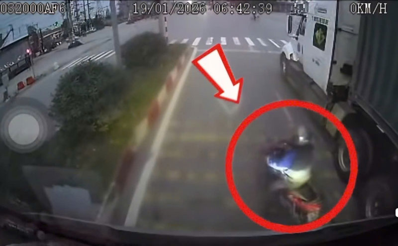 H&igrave;nh ảnh camera gi&aacute;m s&aacute;t h&igrave;nh tr&igrave;nh cho thấy, người đ&agrave;n &ocirc;ng vượt l&ecirc;n, ch&egrave;n đầu xe đầu k&eacute;o đang chờ đ&egrave;n đỏ.