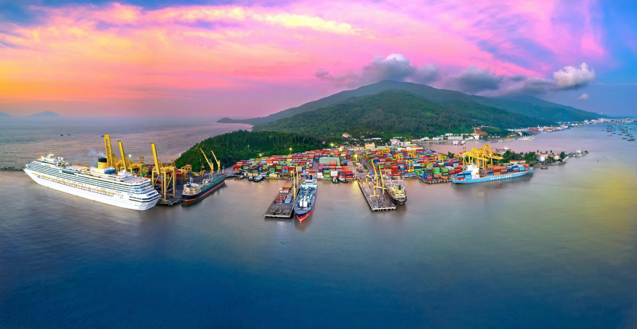 Doanh nghiệp cảng biển từ Bắc v&agrave;o Nam đồng loạt b&aacute;o l&atilde;i- Ảnh 1.