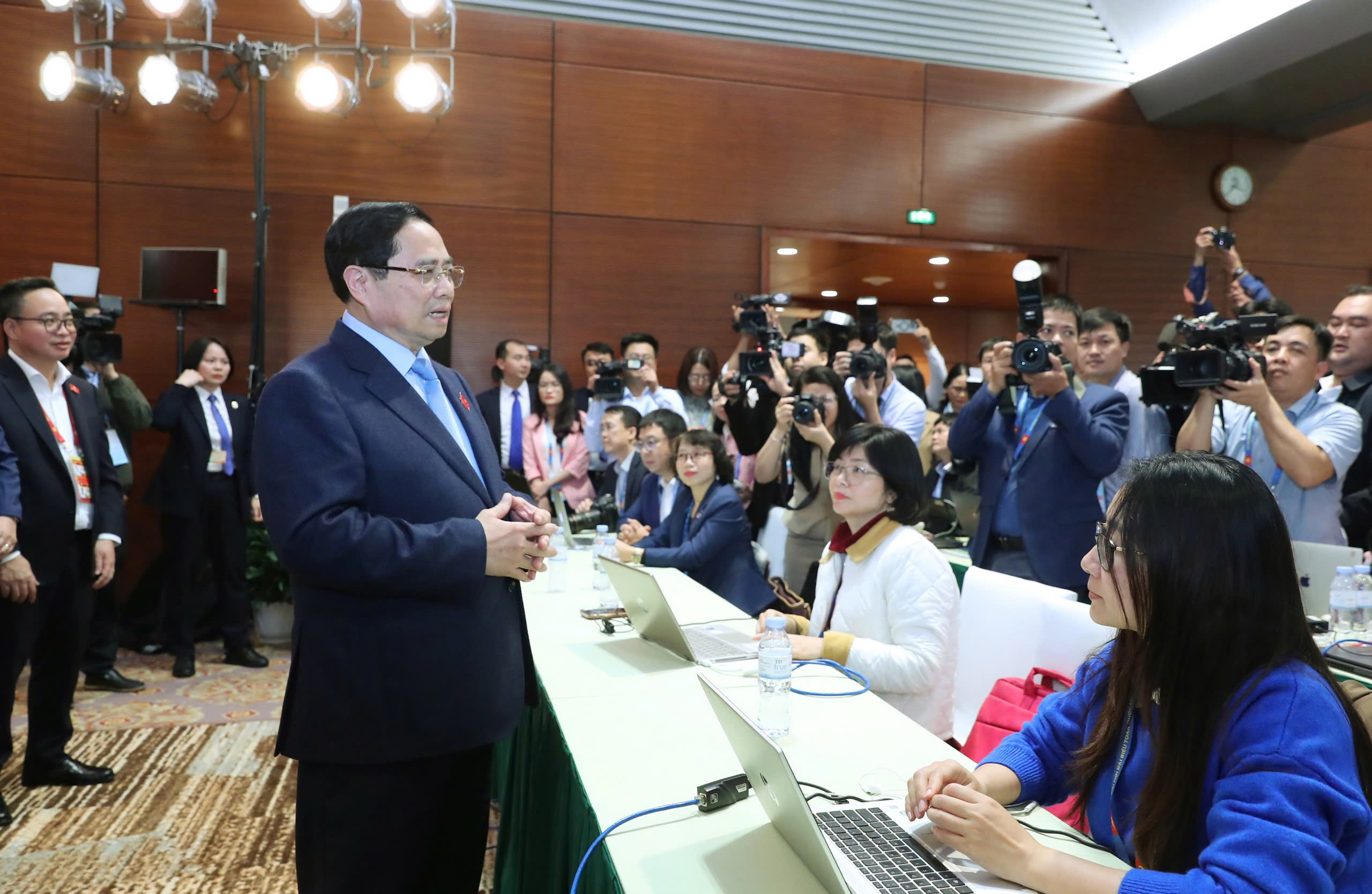 Thủ tướng thăm trung t&acirc;m b&aacute;o ch&iacute;, động vi&ecirc;n ph&oacute;ng vi&ecirc;n t&aacute;c nghiệp tại Đại hội XIV của Đảng- Ảnh 1.