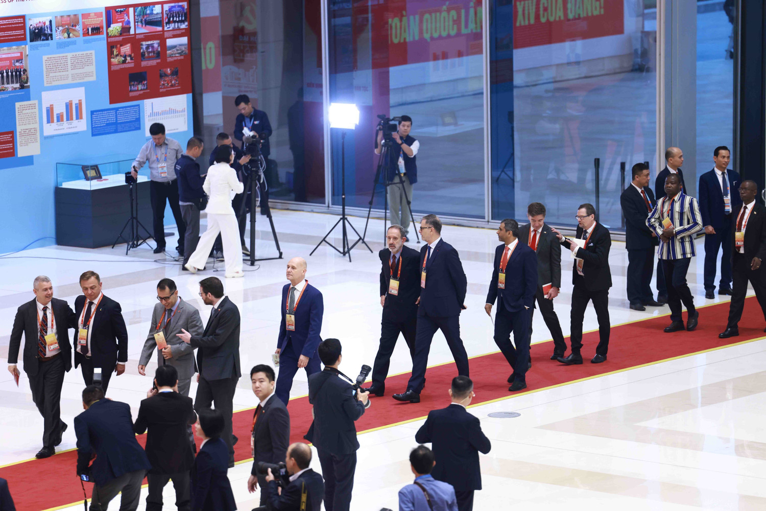 C&aacute;c đại biểu, kh&aacute;ch mời quốc tế đến dự phi&ecirc;n khai mạc trọng thể Đại hội XIV của Đảng- Ảnh 6.