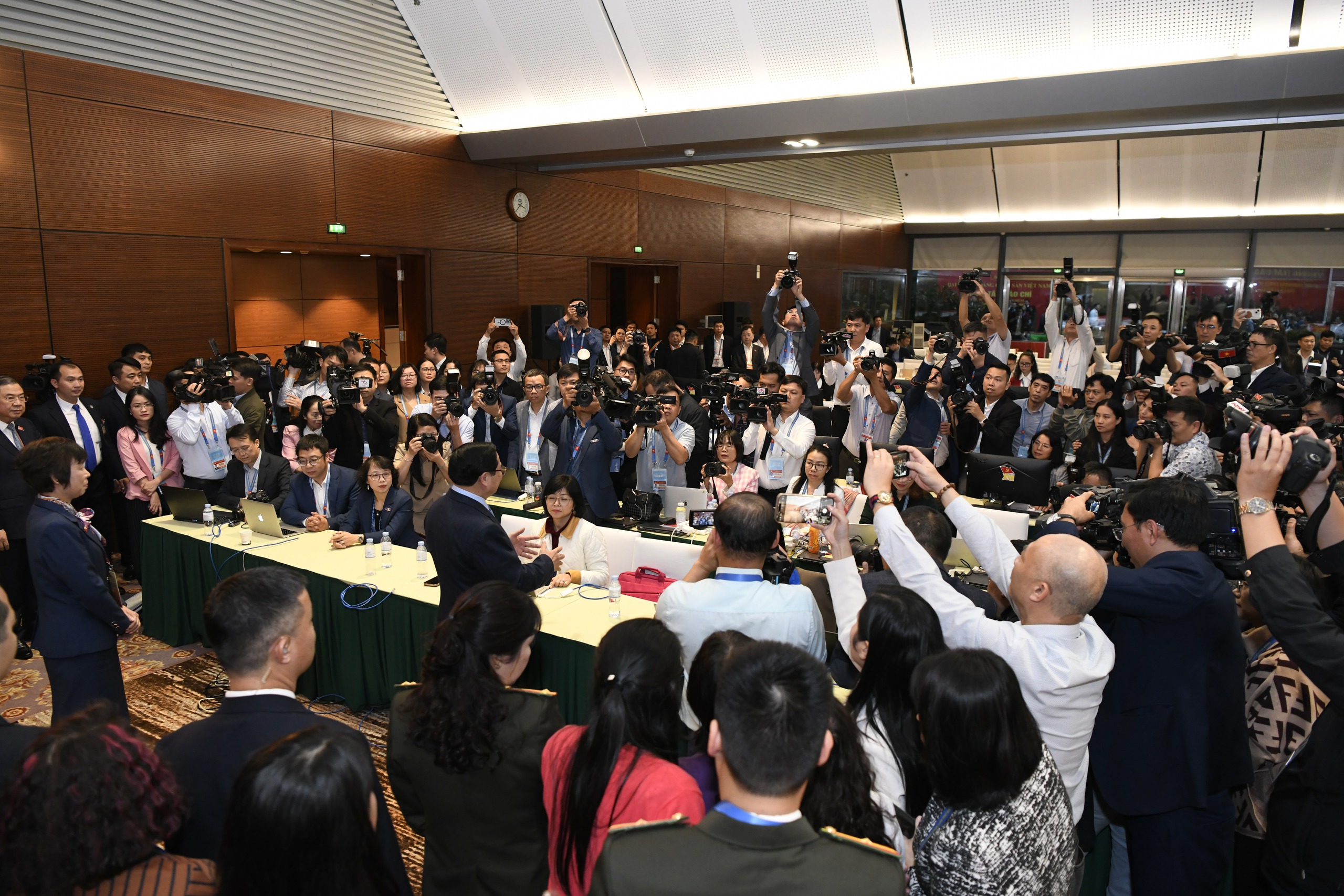 Thủ tướng thăm trung t&acirc;m b&aacute;o ch&iacute;, động vi&ecirc;n ph&oacute;ng vi&ecirc;n t&aacute;c nghiệp tại Đại hội XIV của Đảng- Ảnh 2.