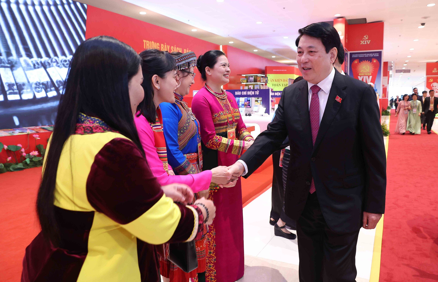 C&aacute;c đại biểu, kh&aacute;ch mời quốc tế đến dự phi&ecirc;n khai mạc trọng thể Đại hội XIV của Đảng- Ảnh 3.