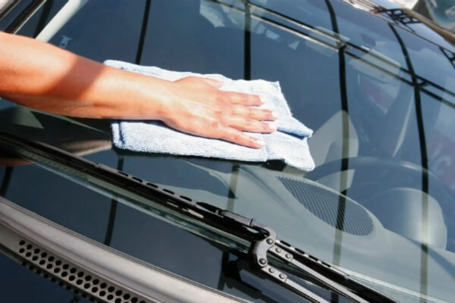 Kính ô tô có nên đánh bóng nhiều lần?- Ảnh 1. Kính ô tô có nên đánh bóng nhiều lần?- Ảnh 1.