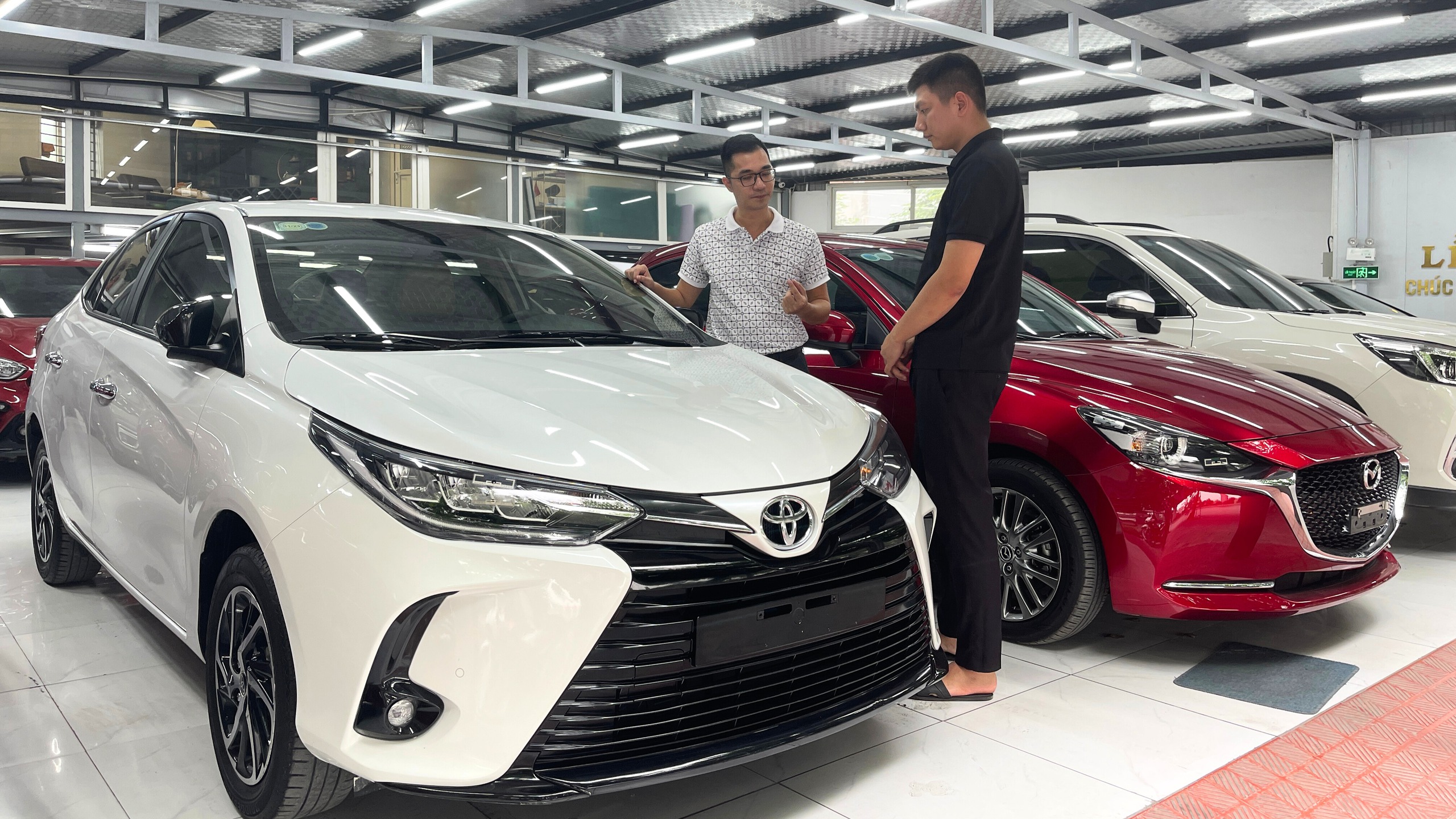 Ô tô mới giảm giá mạnh, xe cũ khó bán- Ảnh 1.