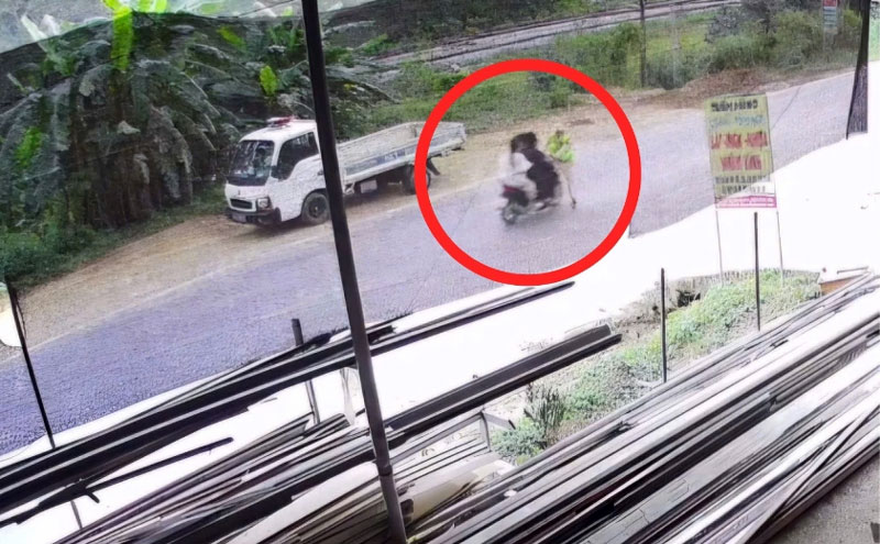 Xe m&aacute;y chở 3 kh&ocirc;ng chấp h&agrave;nh hiệu lệnh dừng xe, t&ocirc;ng thẳng CSGT đang l&agrave;m nhiệm vụ - Ảnh cắt từ clip.