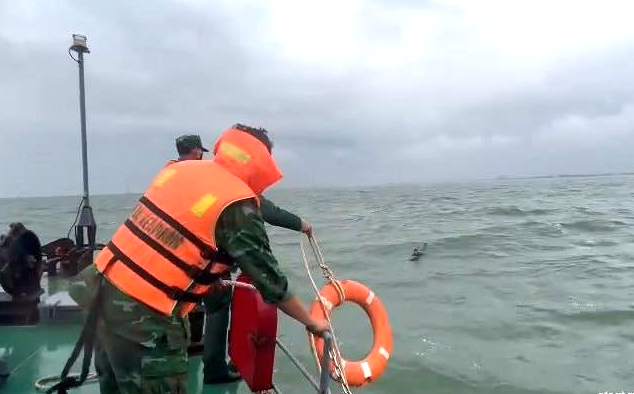 Nghệ An: Kịp thời cứu hai ngư d&acirc;n gặp nạn lật thuyền tr&ecirc;n biển- Ảnh 1.