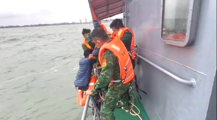 Nghệ An: Kịp thời cứu hai ngư d&acirc;n gặp nạn lật thuyền tr&ecirc;n biển- Ảnh 2.