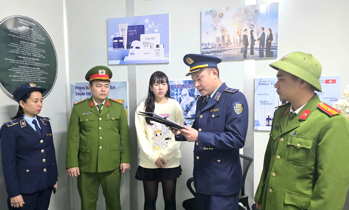 Quảng Ninh: Triệt ph&aacute; đường d&acirc;y sản xuất, bu&ocirc;n b&aacute;n mỹ phẩm giả tr&ecirc;n kh&ocirc;ng gian mạng- Ảnh 1.