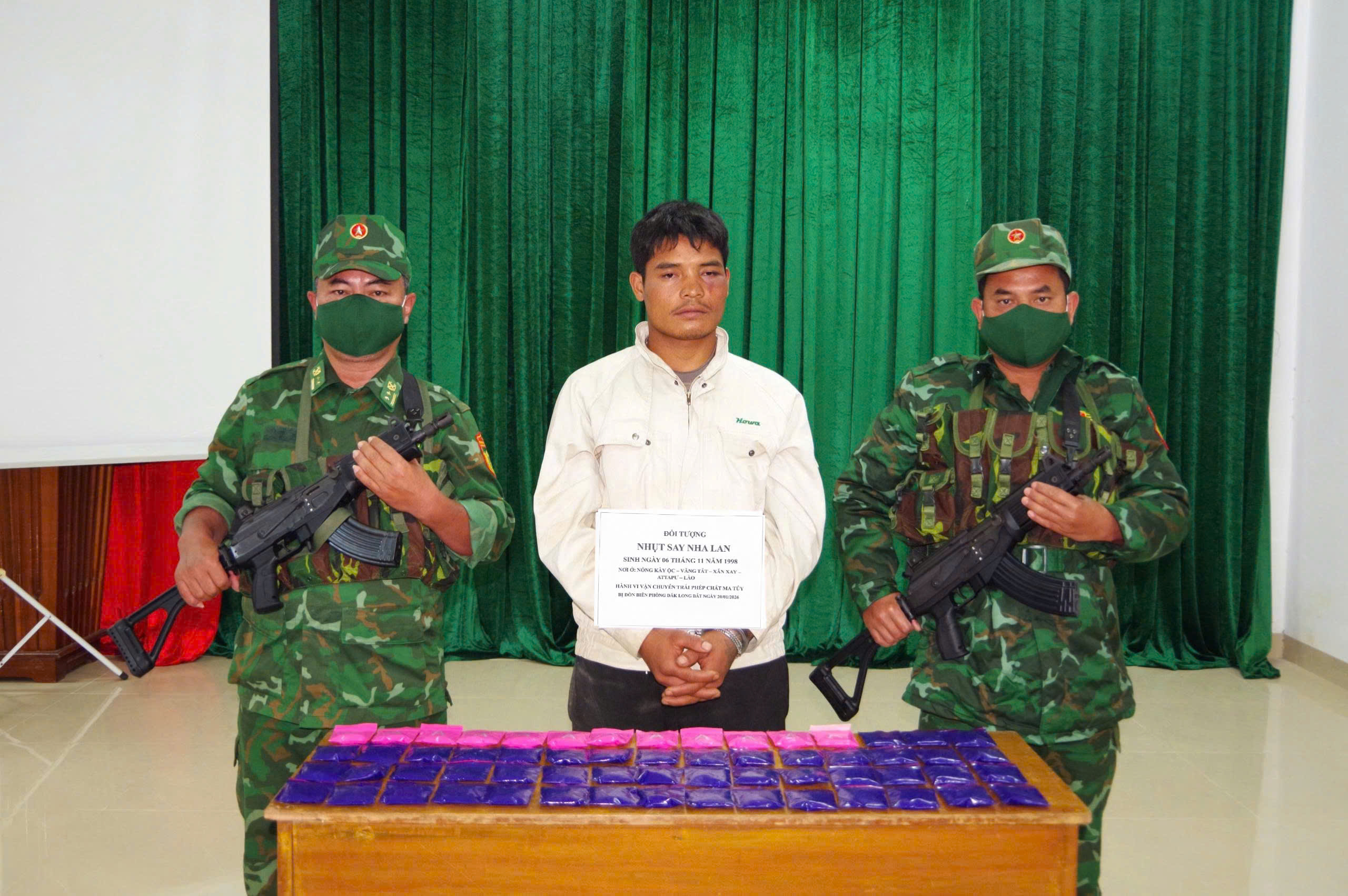 Bắt đối tượng nước ngo&agrave;i vận chuyển 12.000 vi&ecirc;n ma tu&yacute; v&agrave;o Việt Nam- Ảnh 1.