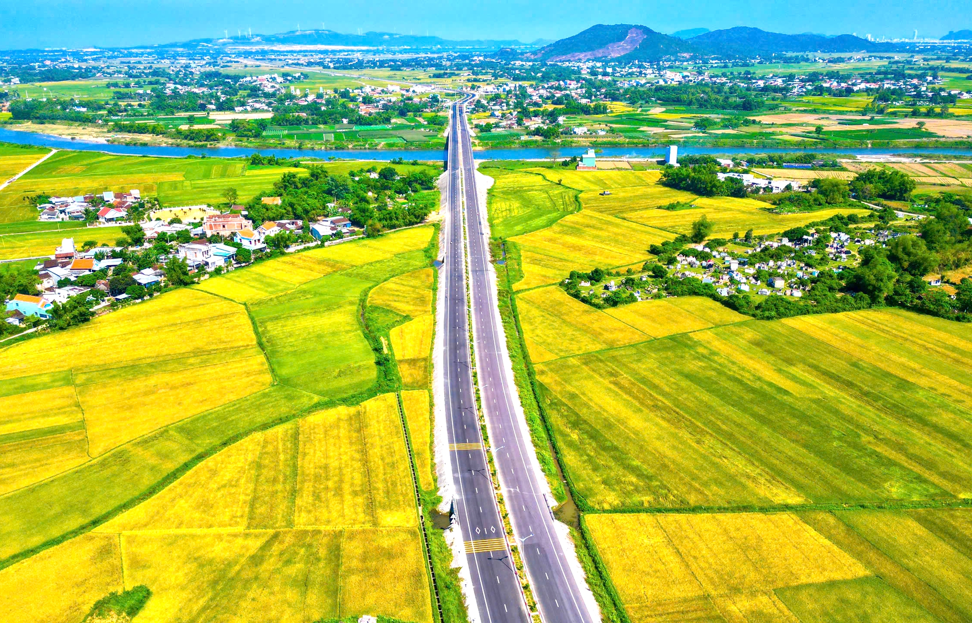 Gia Lai y&ecirc;u cầu triển khai đồng loạt c&aacute;c dự &aacute;n vừa khởi c&ocirc;ng v&agrave;o ng&agrave;y 19/12/2025- Ảnh 1.