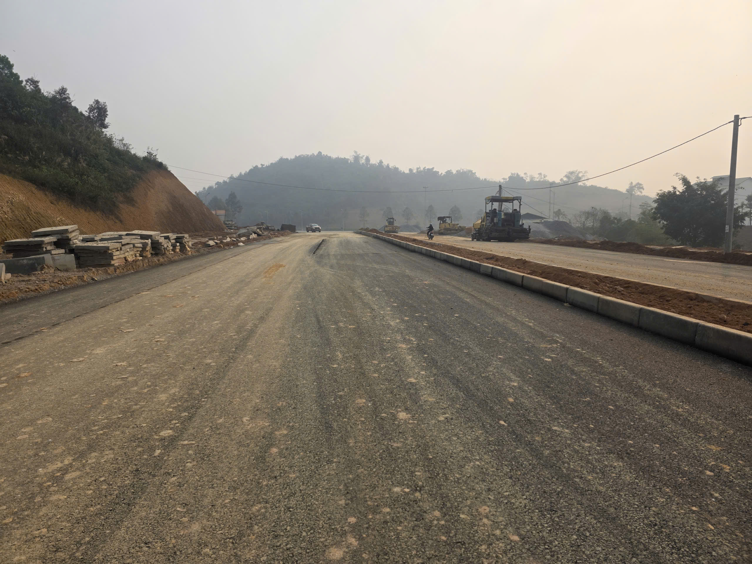 L&agrave;o Cai: Tăng ca, dồn lực ho&agrave;n thiện c&ocirc;ng tr&igrave;nh 500 tỷ đồng trước Tết Nguy&ecirc;n đ&aacute;n- Ảnh 1.