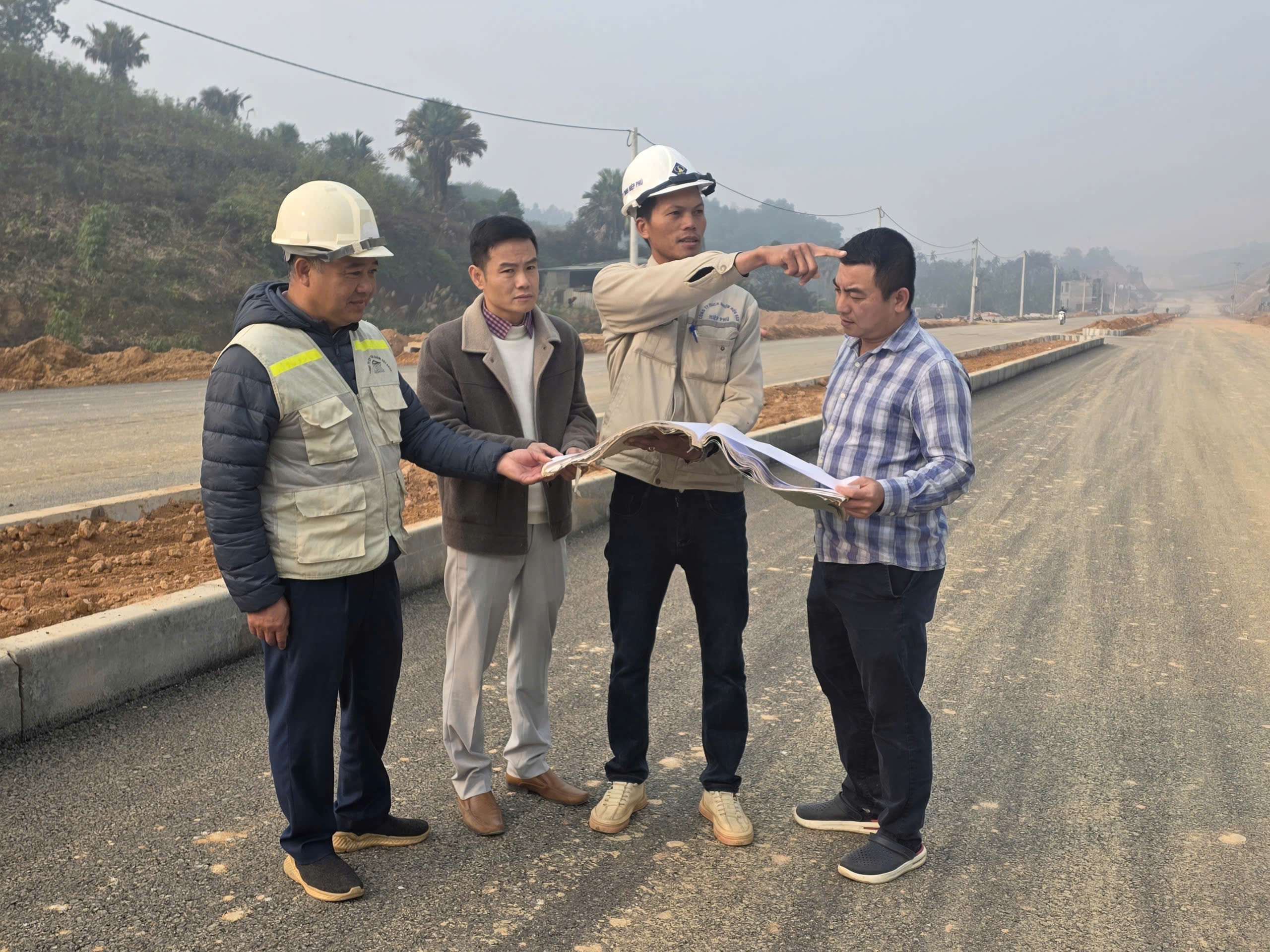 L&agrave;o Cai: Tăng ca, dồn lực ho&agrave;n thiện c&ocirc;ng tr&igrave;nh 500 tỷ đồng trước Tết Nguy&ecirc;n đ&aacute;n- Ảnh 2.