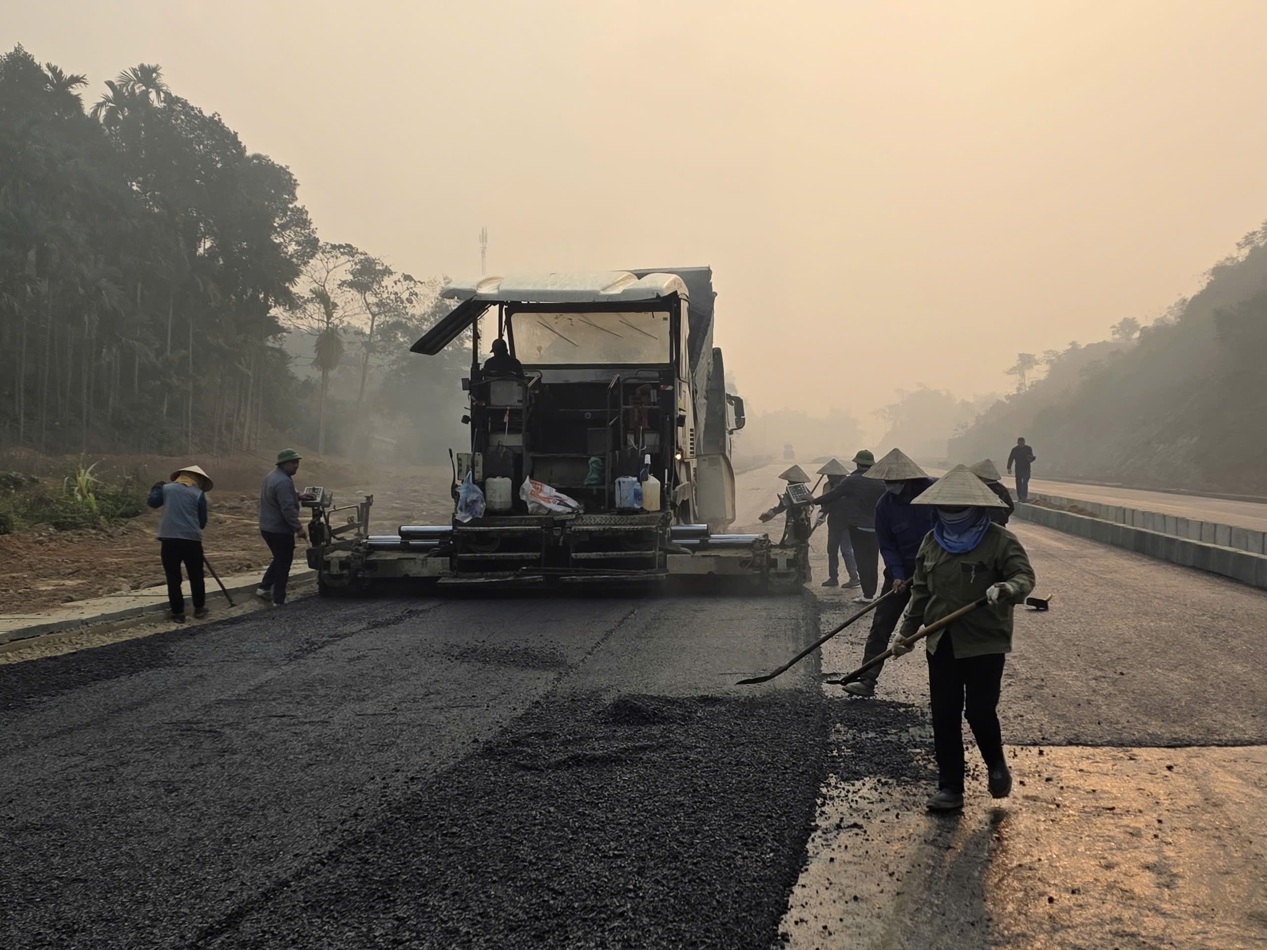 L&agrave;o Cai: Tăng ca, dồn lực ho&agrave;n thiện c&ocirc;ng tr&igrave;nh 500 tỷ đồng trước Tết Nguy&ecirc;n đ&aacute;n- Ảnh 3.
