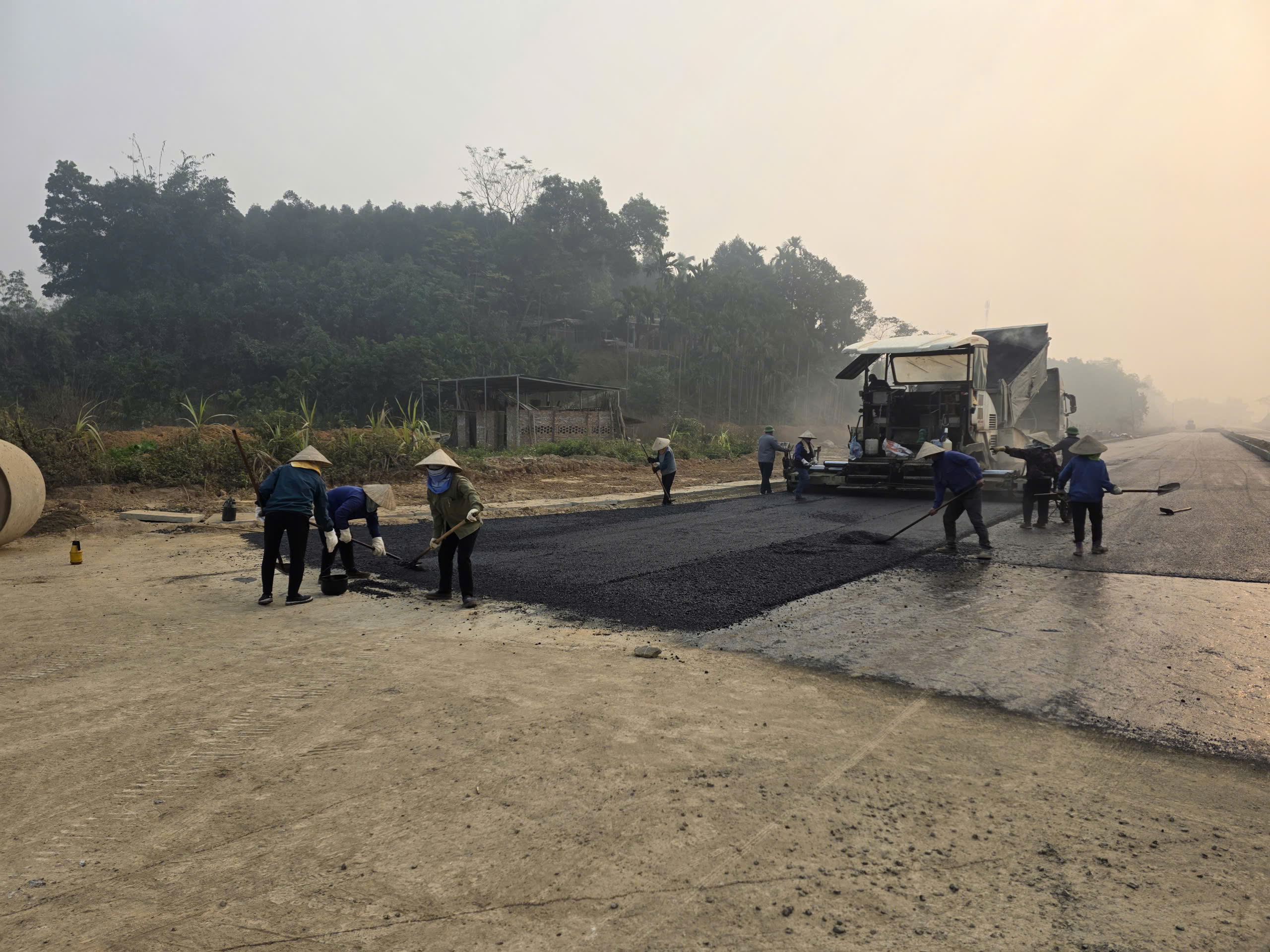 L&agrave;o Cai: Tăng ca, dồn lực ho&agrave;n thiện c&ocirc;ng tr&igrave;nh 500 tỷ đồng trước Tết Nguy&ecirc;n đ&aacute;n- Ảnh 4.