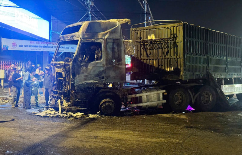 Hiện trường vụ ch&aacute;y xe container - Ảnh: Ho&agrave;ng Anh.