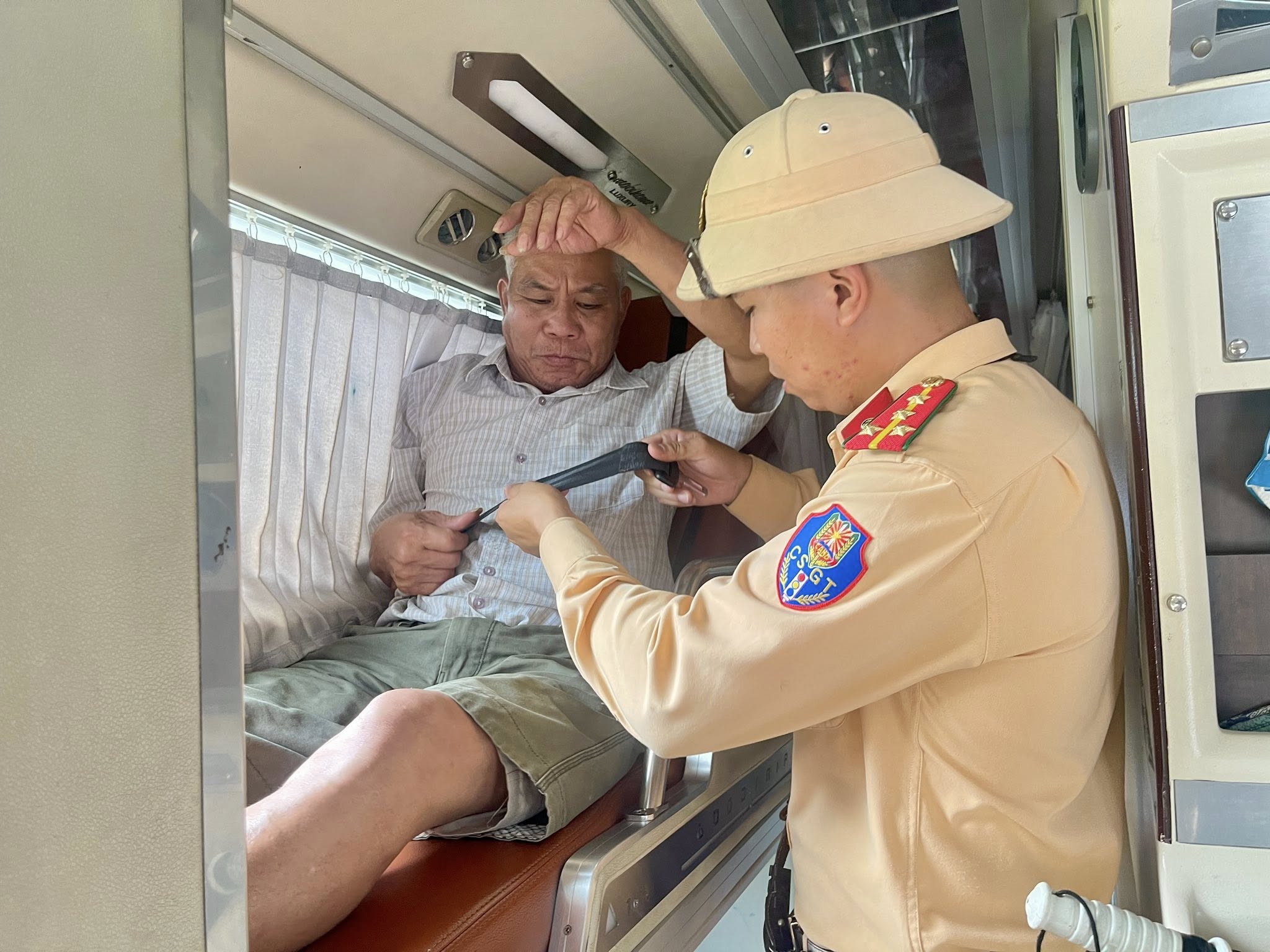 Thị trường vé xe Tết 2026 tại Hà Tĩnh sôi động từ sớm- Ảnh 2. Thị trường vé xe Tết 2026 tại Hà Tĩnh sôi động từ sớm- Ảnh 2.