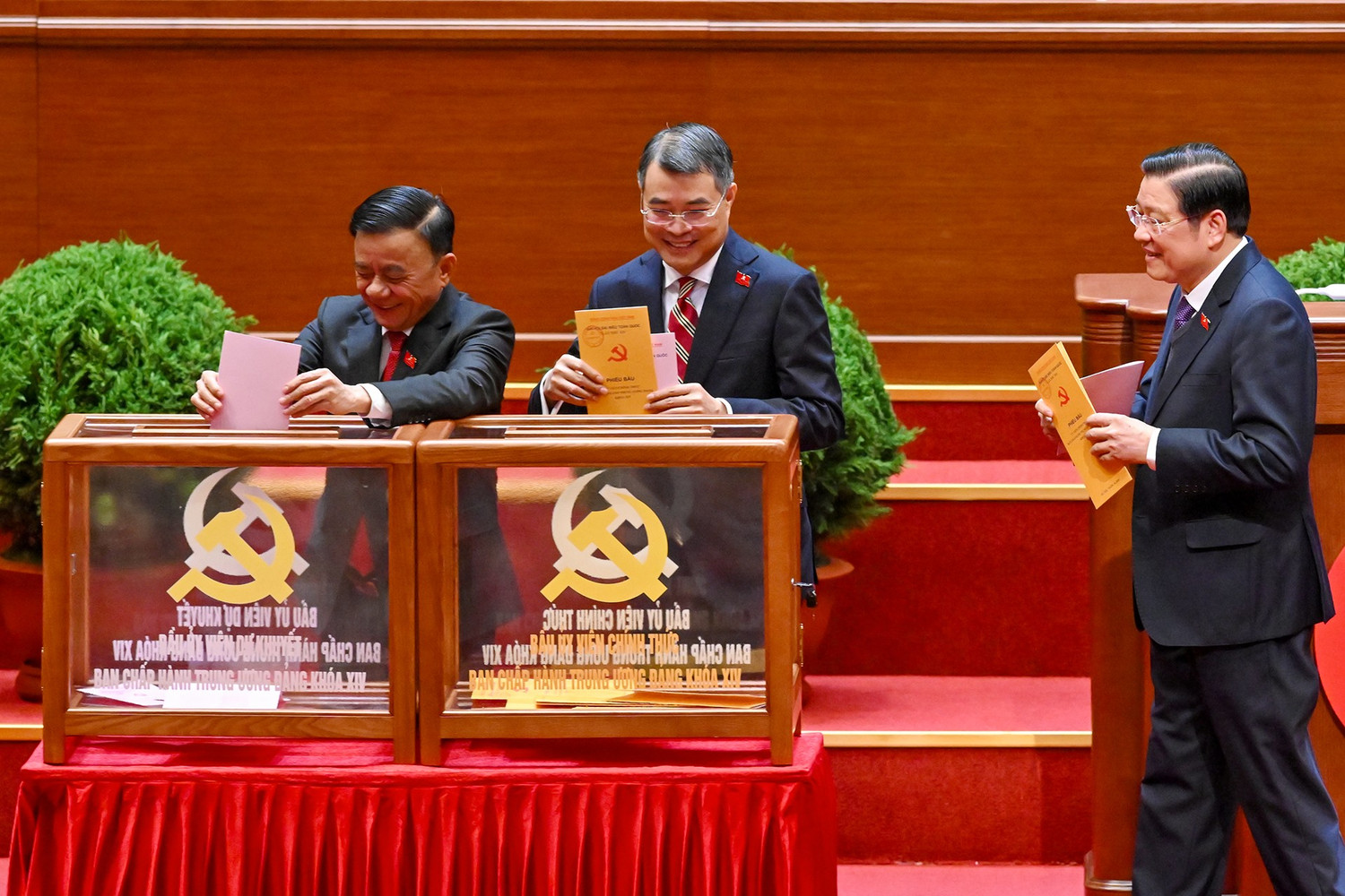 Chùm ảnh: Bỏ phiếu bầu Ban Chấp hành Trung ương Đảng khóa XIV- Ảnh 11. Chùm ảnh: Bỏ phiếu bầu Ban Chấp hành Trung ương Đảng khóa XIV- Ảnh 11.