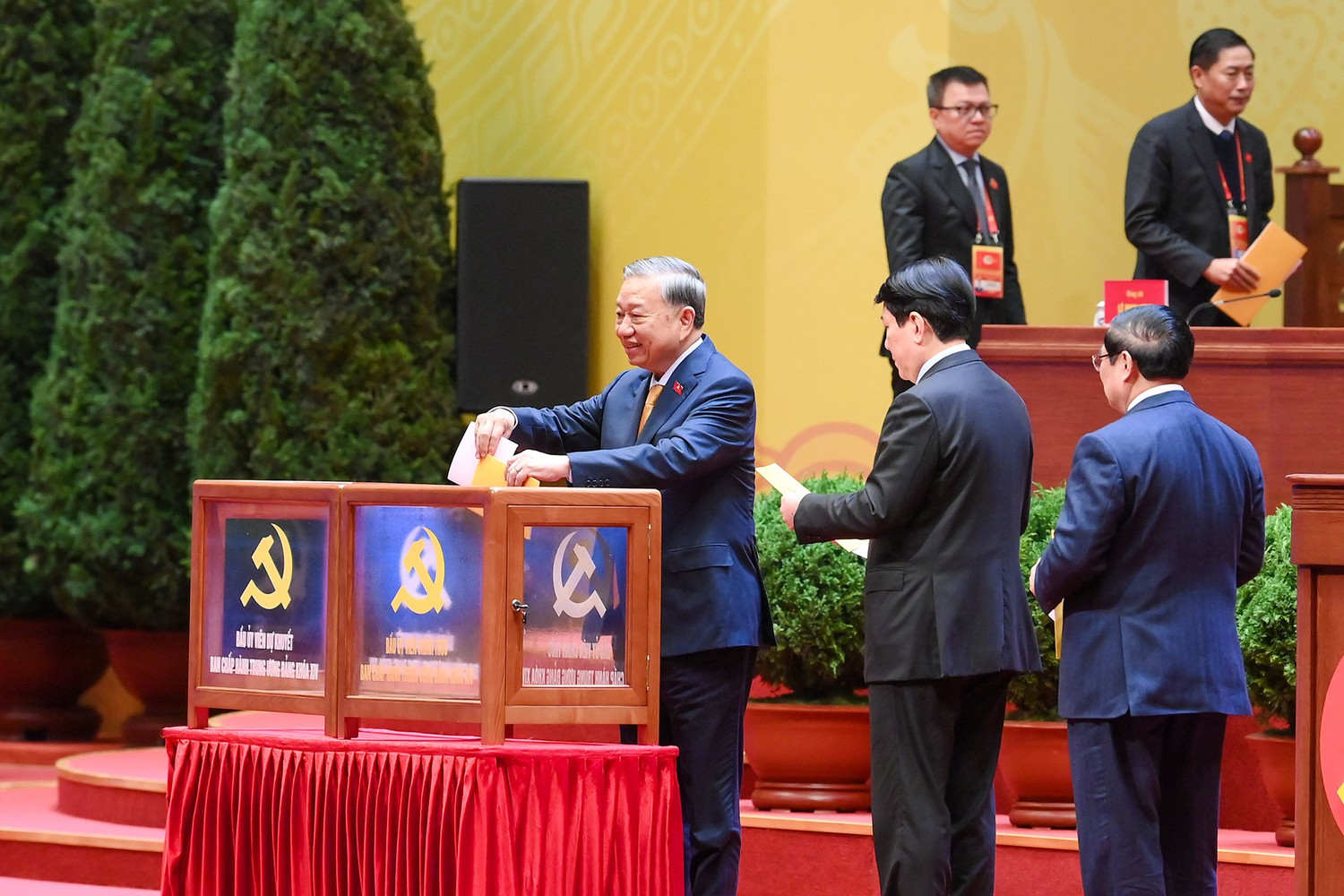 Chùm ảnh: Bỏ phiếu bầu Ban Chấp hành Trung ương Đảng khóa XIV- Ảnh 7. Chùm ảnh: Bỏ phiếu bầu Ban Chấp hành Trung ương Đảng khóa XIV- Ảnh 7.