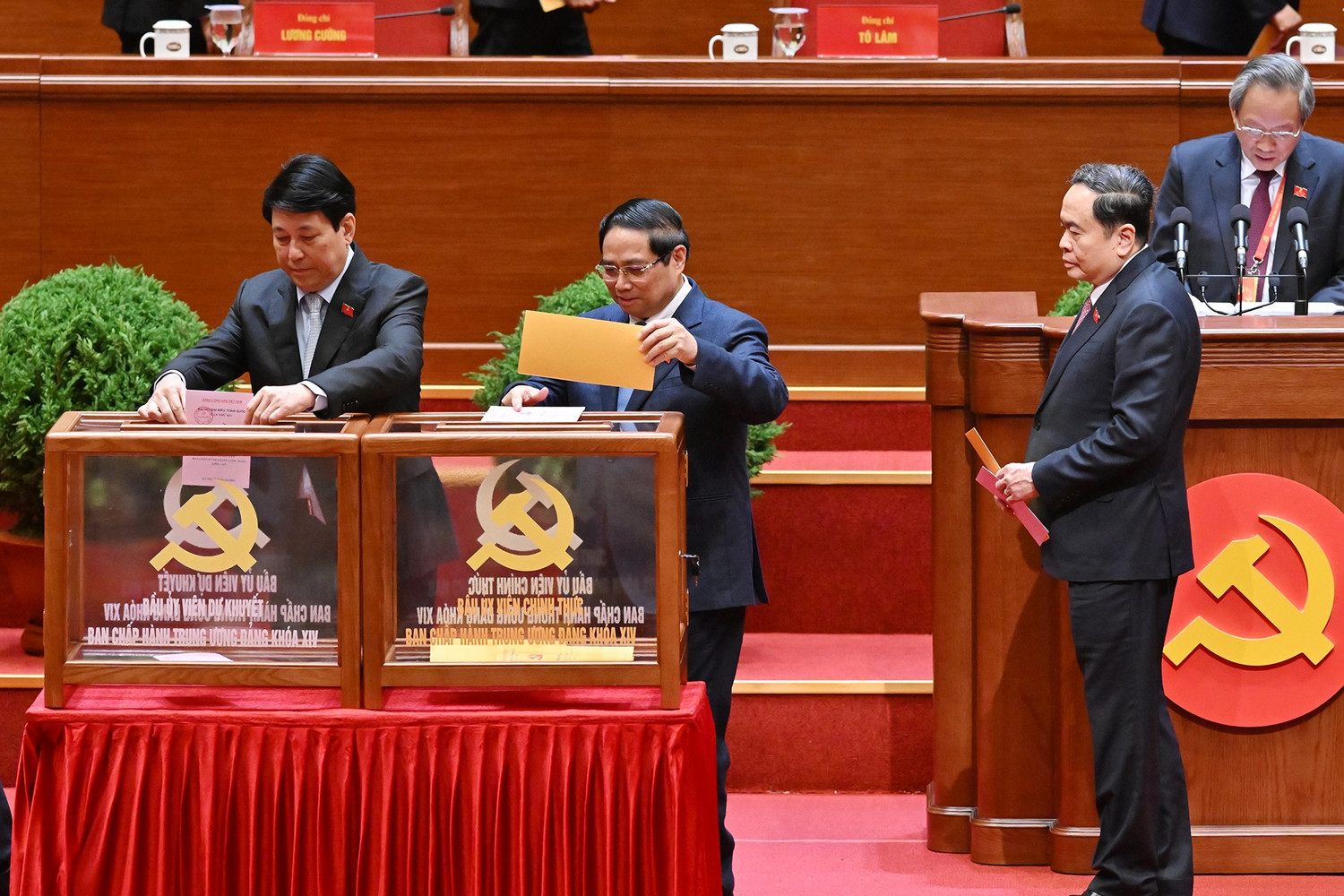 Chùm ảnh: Bỏ phiếu bầu Ban Chấp hành Trung ương Đảng khóa XIV- Ảnh 8. Chùm ảnh: Bỏ phiếu bầu Ban Chấp hành Trung ương Đảng khóa XIV- Ảnh 8.