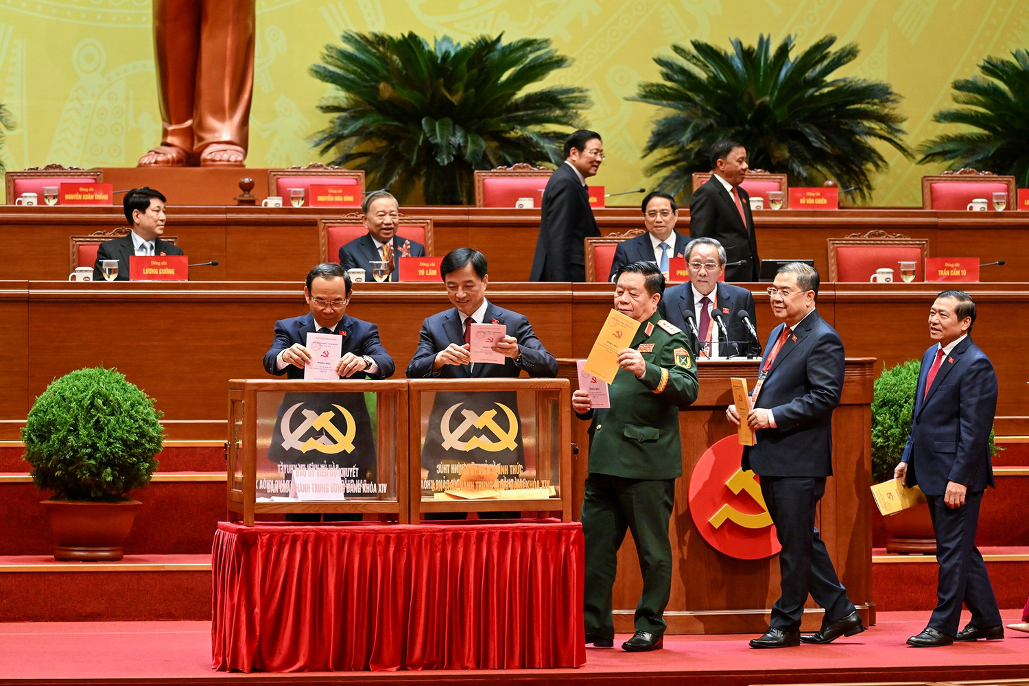 Chùm ảnh: Bỏ phiếu bầu Ban Chấp hành Trung ương Đảng khóa XIV- Ảnh 13. Chùm ảnh: Bỏ phiếu bầu Ban Chấp hành Trung ương Đảng khóa XIV- Ảnh 13.