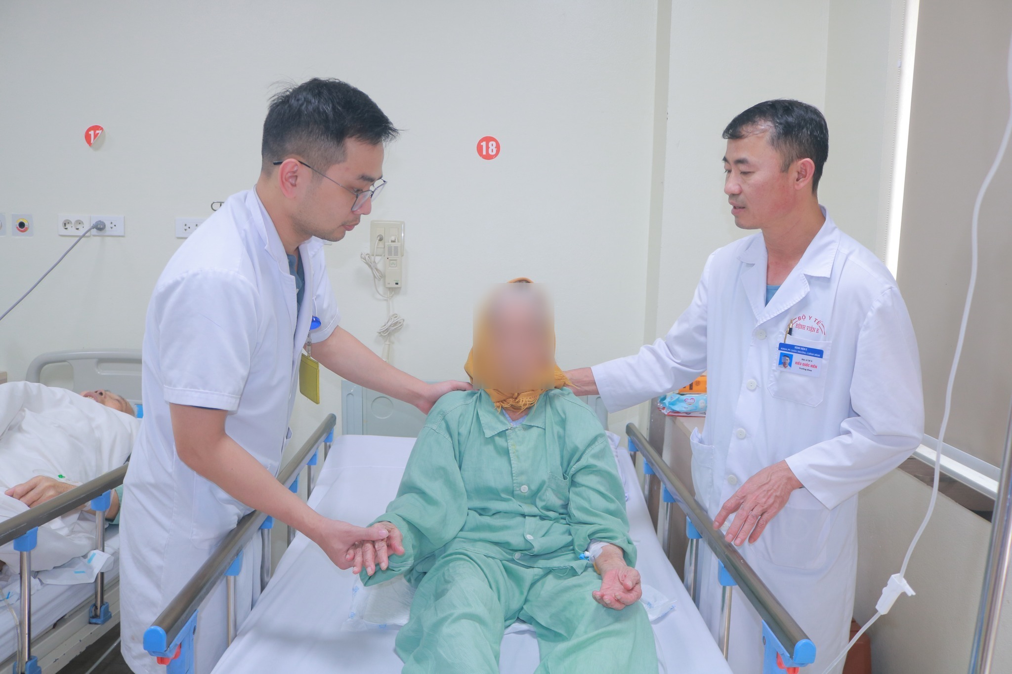 Thay khớp h&aacute;ng th&agrave;nh c&ocirc;ng cho cụ b&agrave; 104 tuổi- Ảnh 1.