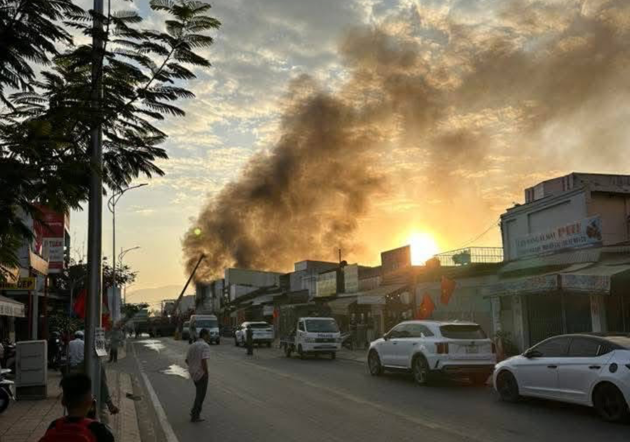 Ch&aacute;y lớn cửa h&agrave;ng điện m&aacute;y ở Đồng Nai, 2 người tử vong- Ảnh 1.