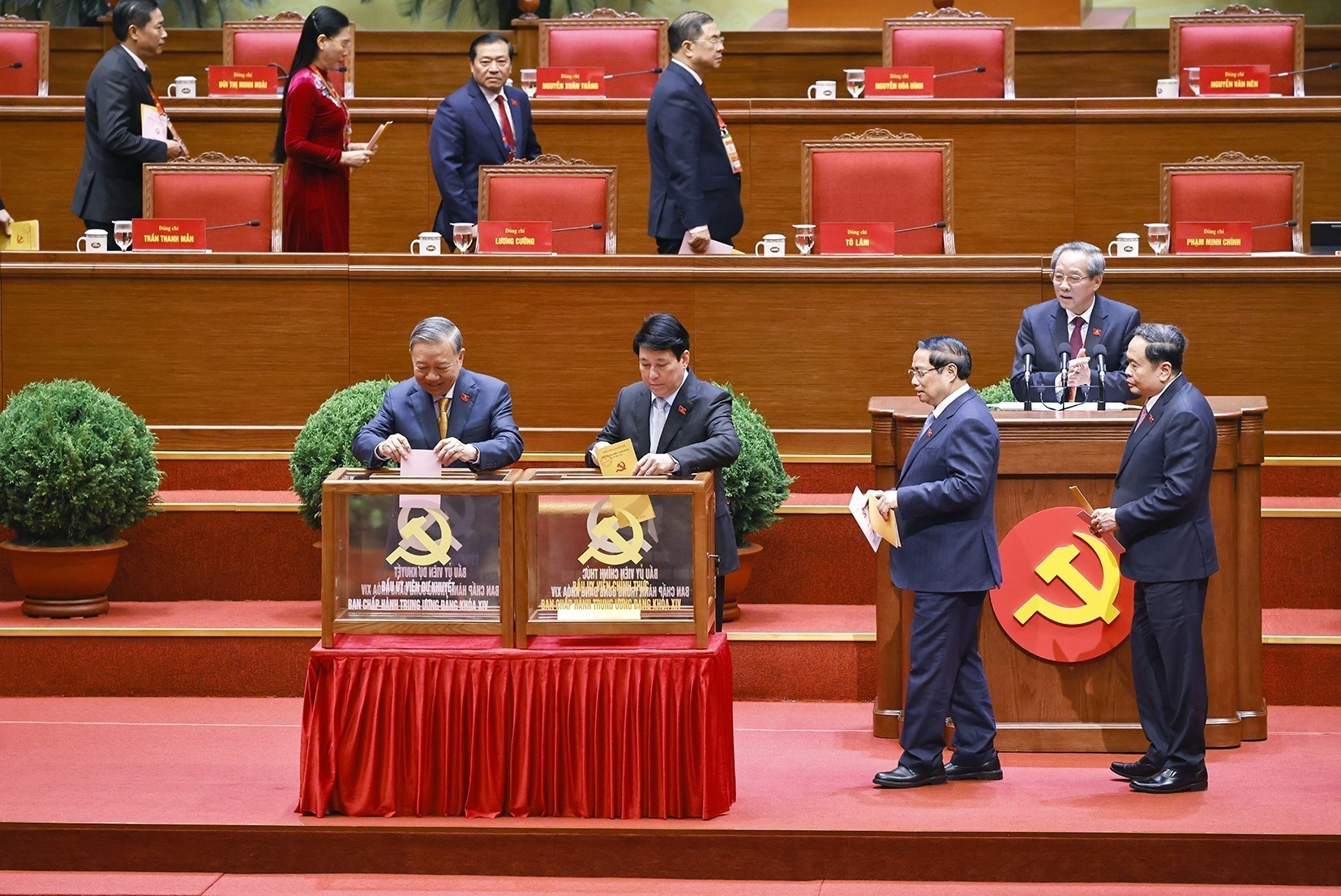 Thông qua số lượng 200 Ủy viên Ban chấp hành Trung ương Đảng khoá XIV- Ảnh 4. Thông qua số lượng 200 Ủy viên Ban chấp hành Trung ương Đảng khoá XIV- Ảnh 4.