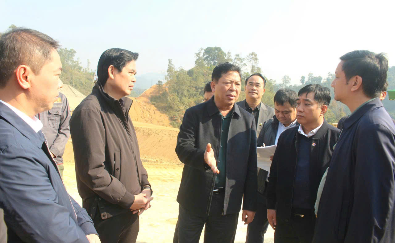 Minister Tran Hong Minh reviews Huu Nghi&ndash;Chi Lang, Dong Dang&ndash;Tra Linh expressway progress- Ảnh 1.