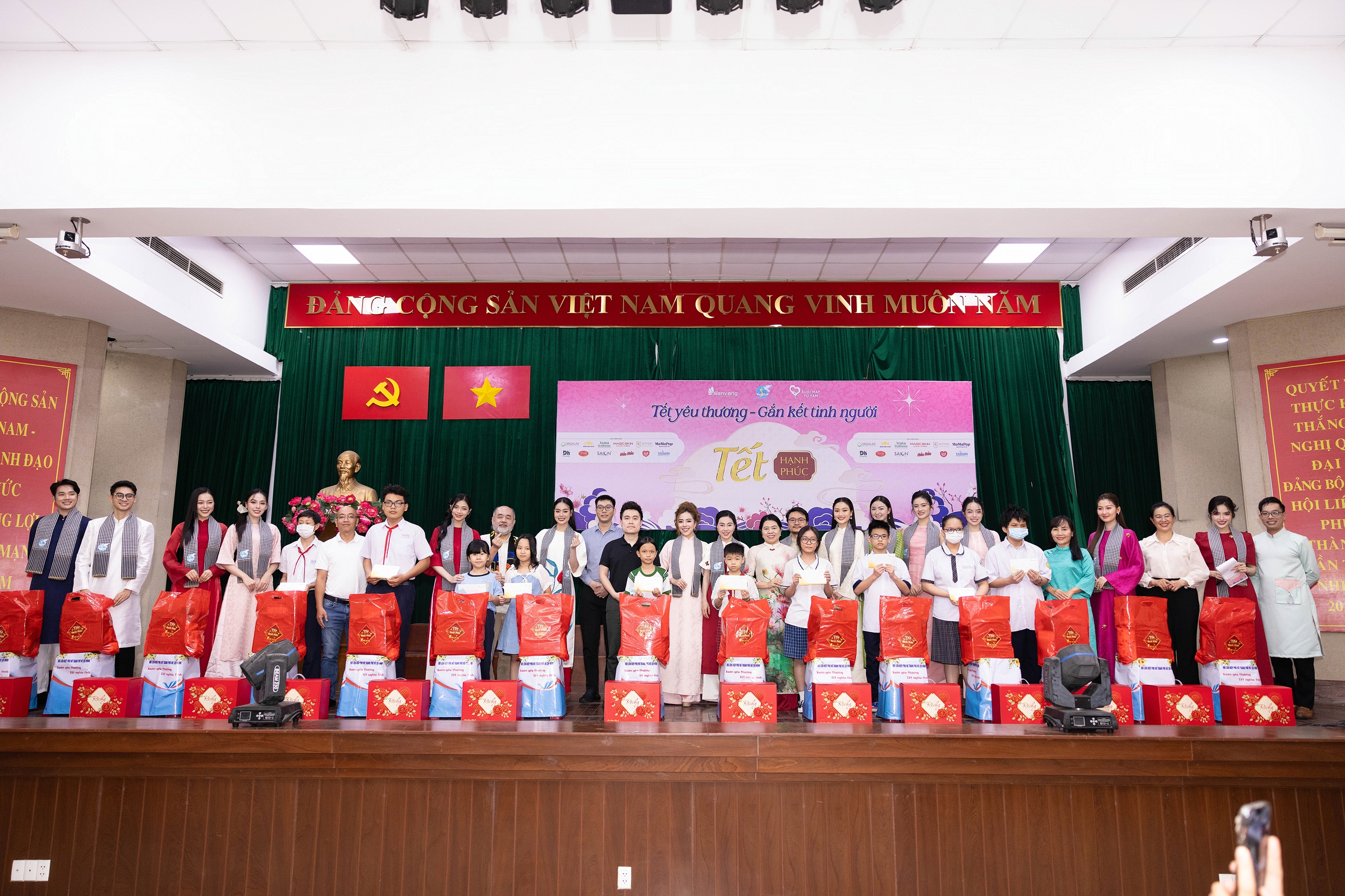 Hơn 20 hoa, á hậu lần đầu cùng gói bánh chưng tặng người nghèo đón Tết- Ảnh 8. Hơn 20 hoa, á hậu lần đầu cùng gói bánh chưng tặng người nghèo đón Tết- Ảnh 8.