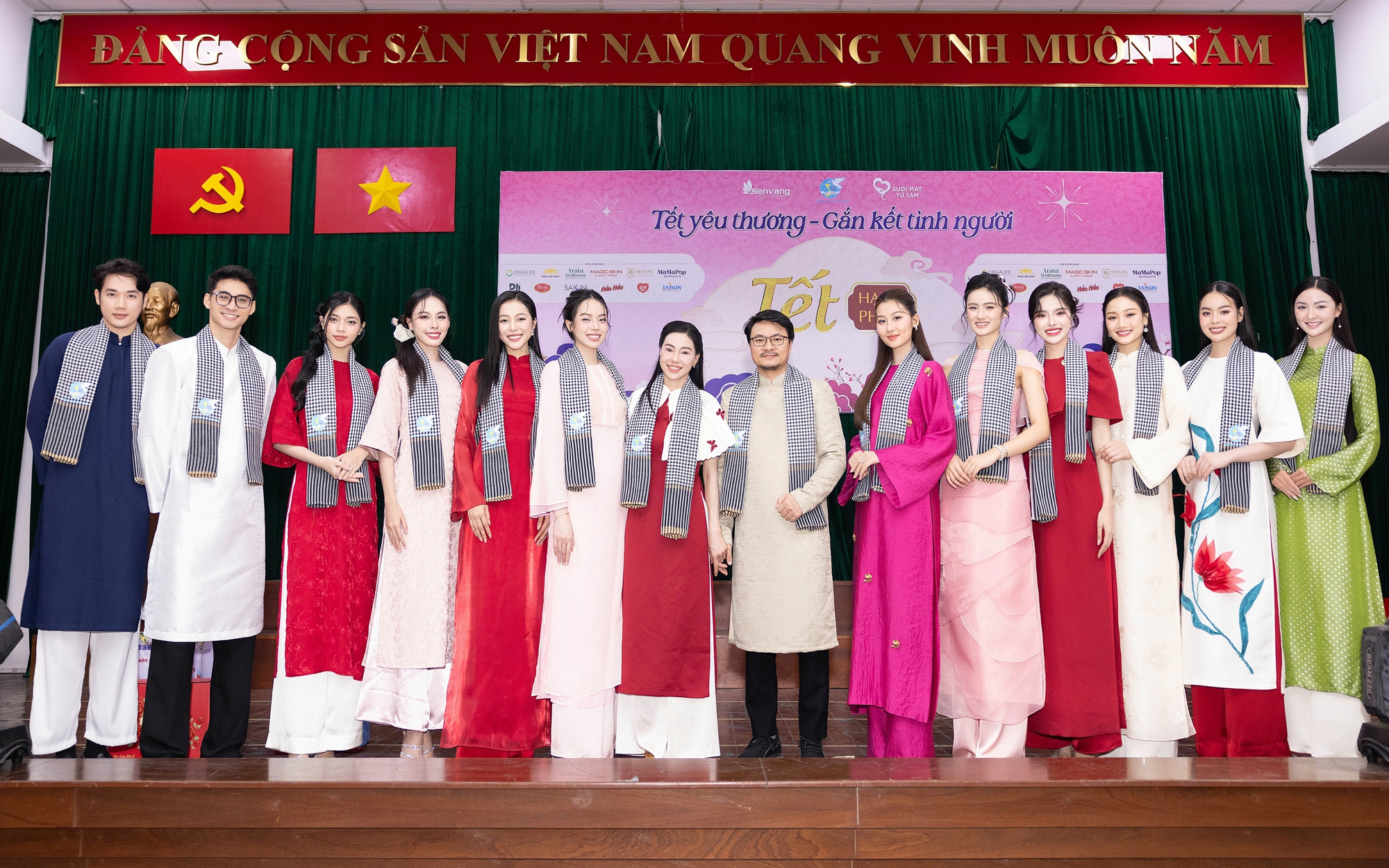 Hơn 20 hoa, &aacute; hậu lần đầu c&ugrave;ng g&oacute;i b&aacute;nh chưng tặng người ngh&egrave;o đ&oacute;n Tết