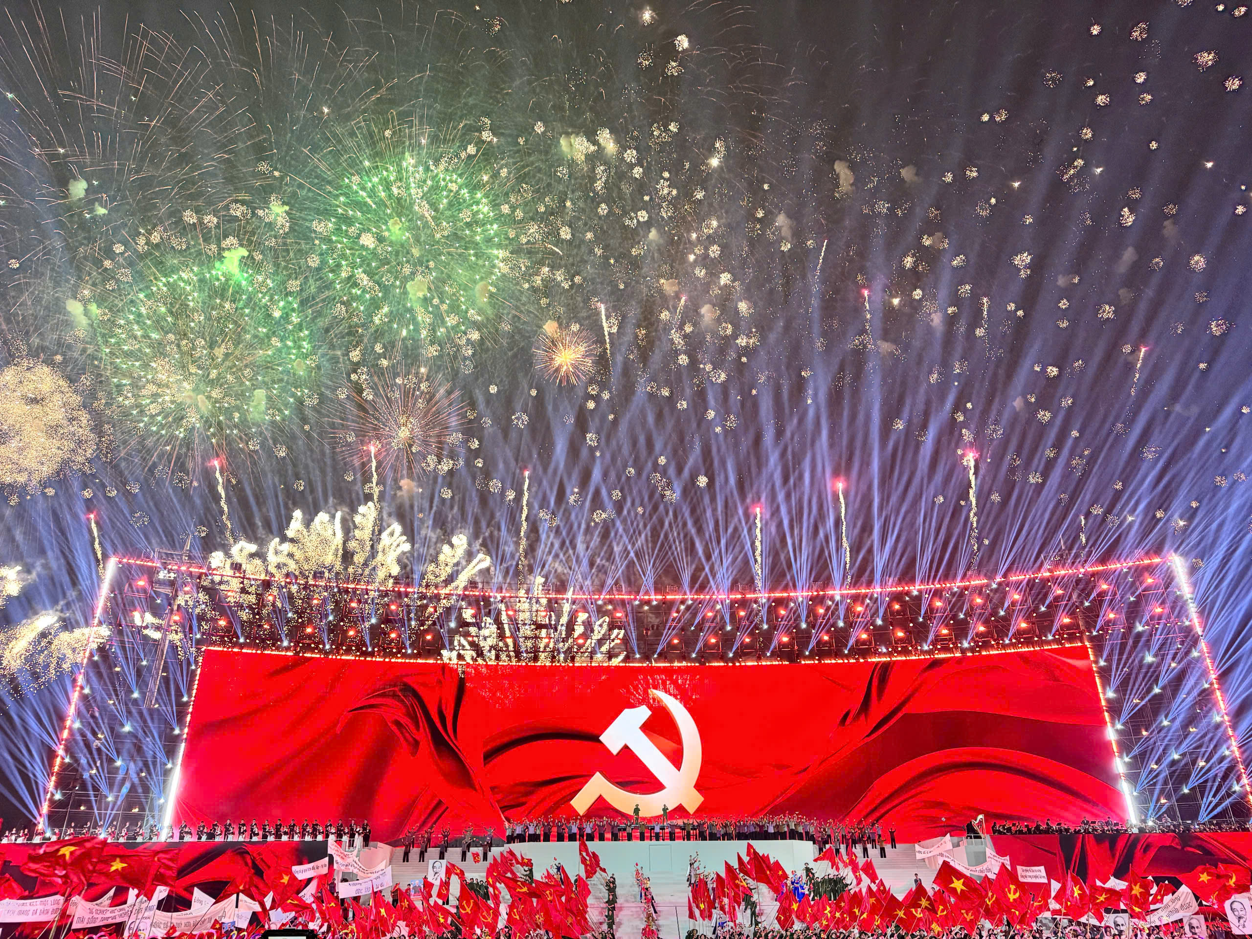 M&atilde;n nh&atilde;n chương tr&igrave;nh nghệ thuật, ph&aacute;o hoa ch&agrave;o mừng th&agrave;nh c&ocirc;ng Đại hội XIV của Đảng- Ảnh 5.