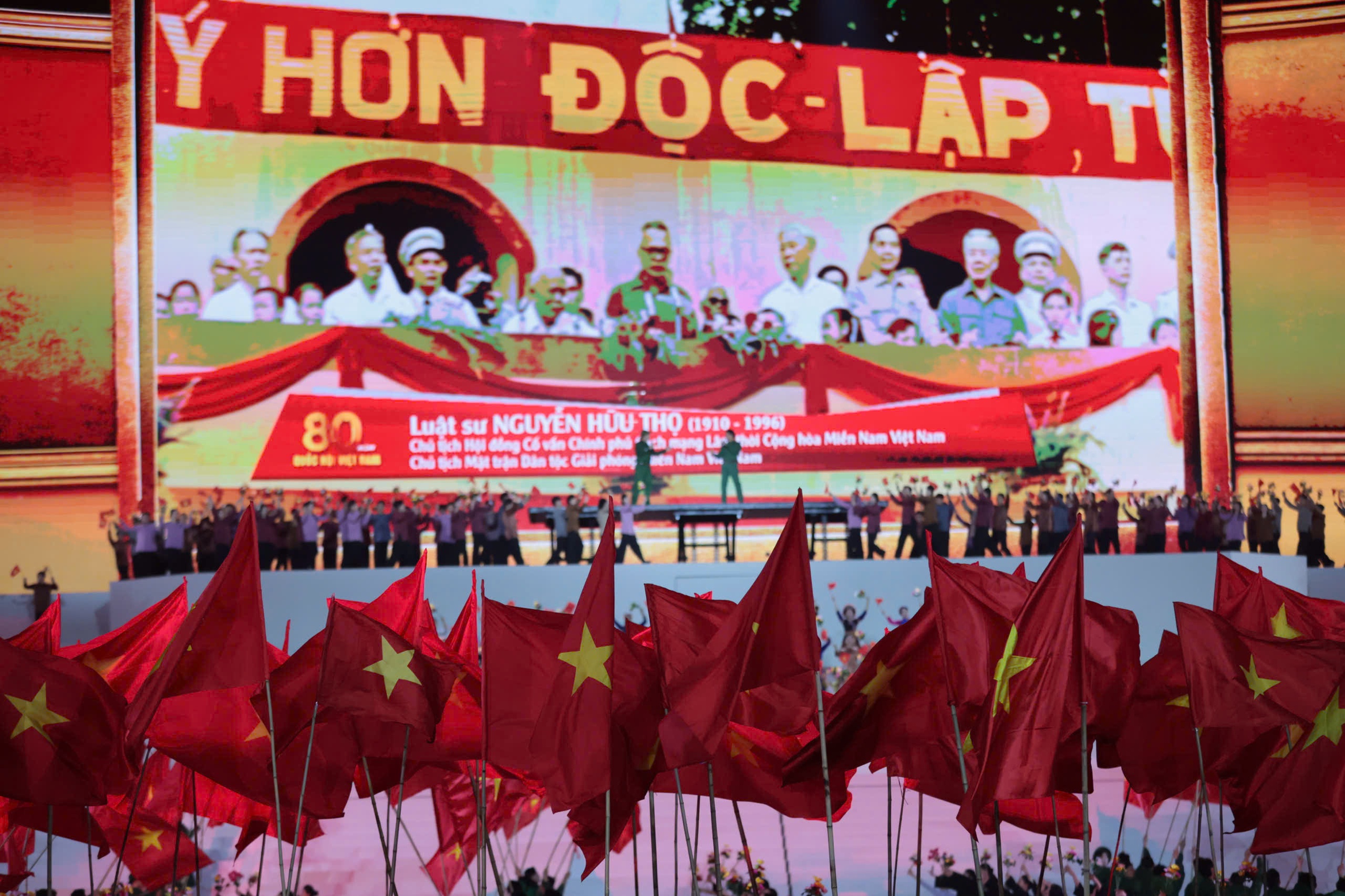 M&atilde;n nh&atilde;n chương tr&igrave;nh nghệ thuật, ph&aacute;o hoa ch&agrave;o mừng th&agrave;nh c&ocirc;ng Đại hội XIV của Đảng- Ảnh 1.