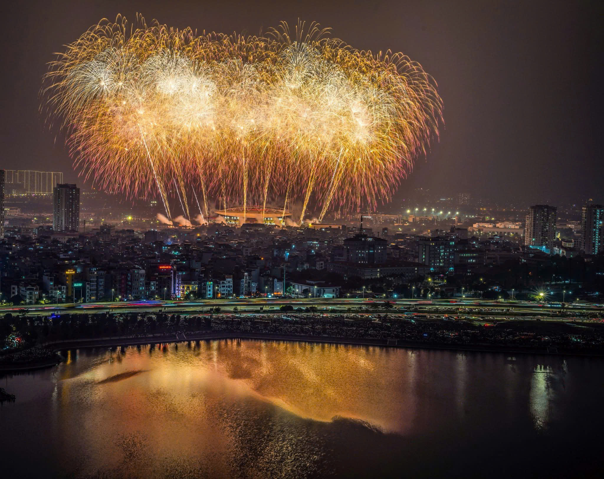 M&atilde;n nh&atilde;n chương tr&igrave;nh nghệ thuật, ph&aacute;o hoa ch&agrave;o mừng th&agrave;nh c&ocirc;ng Đại hội XIV của Đảng- Ảnh 6.