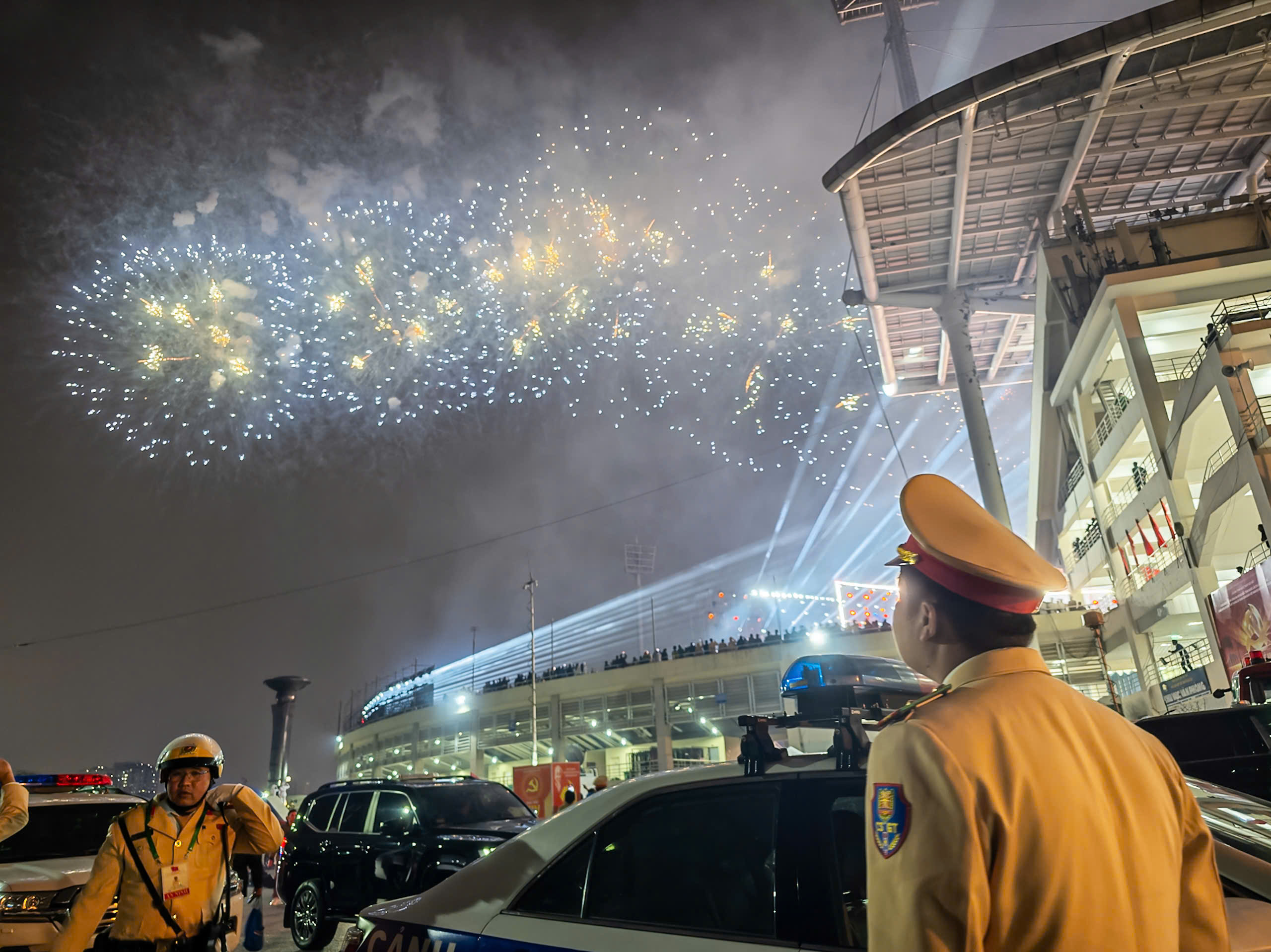 M&atilde;n nh&atilde;n chương tr&igrave;nh nghệ thuật, ph&aacute;o hoa ch&agrave;o mừng th&agrave;nh c&ocirc;ng Đại hội XIV của Đảng- Ảnh 11.