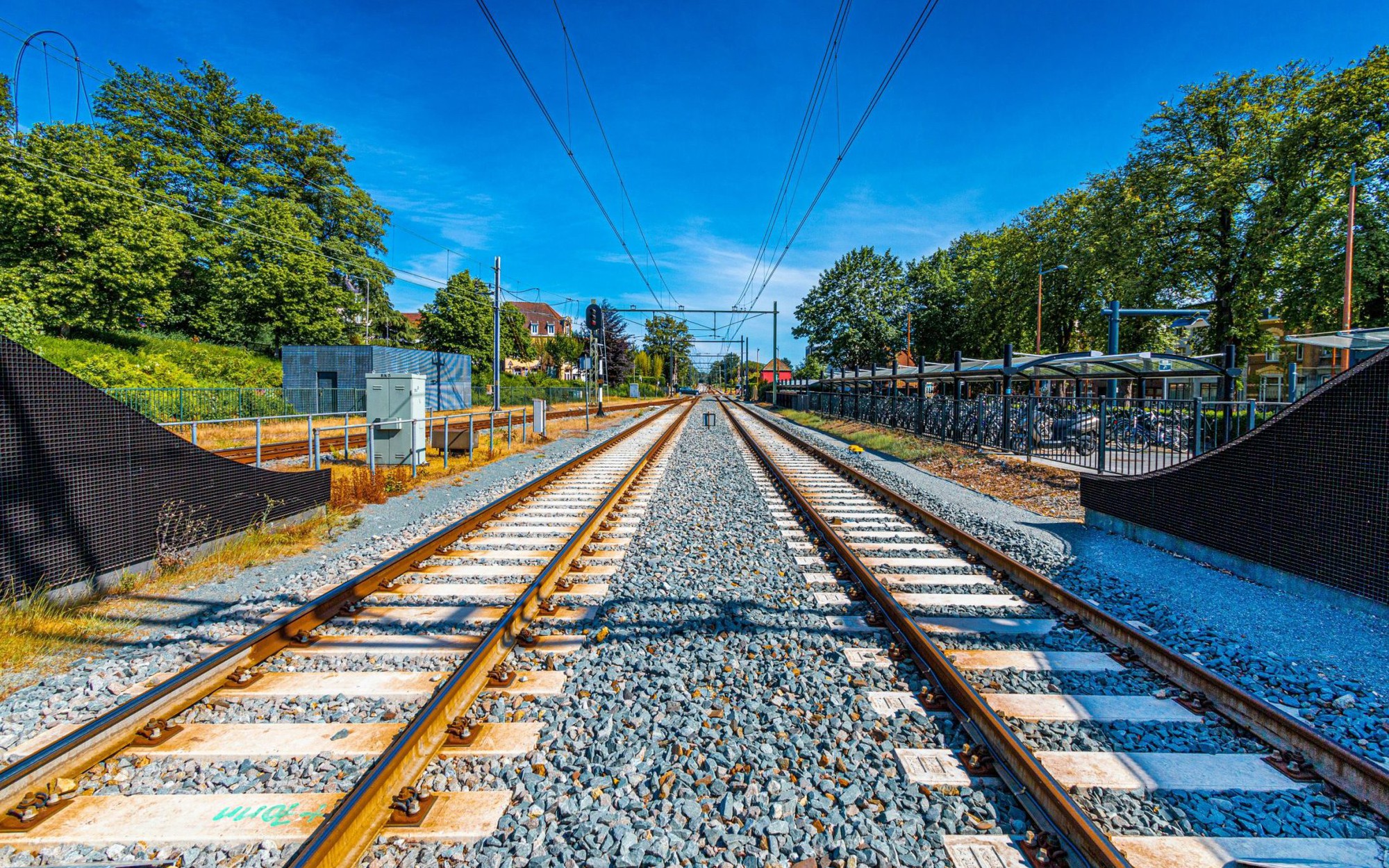 Siết tiêu chí lựa chọn doanh nghiệp công nghiệp đường sắt- Ảnh 2. Đường sắt có tốc độ thiết kế trên 120km/h bắt buộc có hàng rào bảo vệ