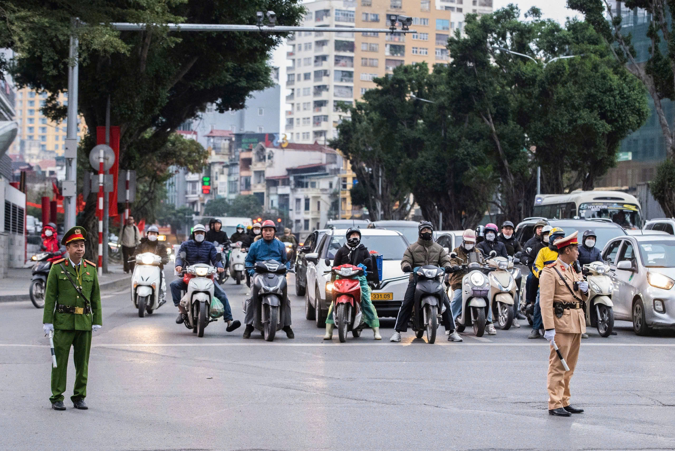 CSGT bảo đảm tuyệt đối an to&agrave;n giao th&ocirc;ng phục vụ Đại hội XIV của Đảng- Ảnh 3.