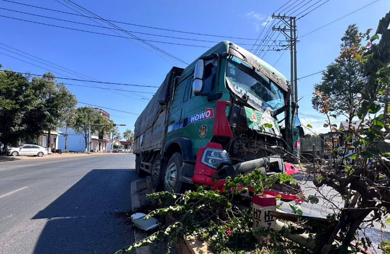 Chiếc xe tải tại hiện trường vụ tai nạn.